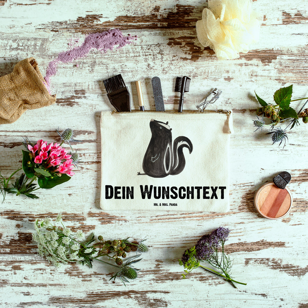 Personalisierte Schminktasche Stinktier sitzend Personalisierte Schminktasche, Personalisierte Kosmetiktasche, Personalisierter Kosmetikbeutel, Personalisiertes Stiftemäppchen, Personalisiertes Etui, Personalisierte Federmappe, Personalisierte Makeup Bag, Personalisiertes Schminketui, Personalisiertes Kosmetiketui, Personalisiertes Schlamperetui, Schminktasche mit Namen, Kosmetiktasche mit Namen, Kosmetikbeutel mit Namen, Stiftemäppchen mit Namen, Etui mit Namen, Federmappe mit Namen, Makeup Bg  mit Namen, Schminketui mit Namen, Kosmetiketui mit Namen, Schlamperetui mit Namen, Schminktasche personalisieren, Schminktasche bedrucken, Schminktasche selbst gestalten, Stinktier, Skunk, Wildtier, Raubtier, Stinker, Stinki, Spruch, Büro, Recht, Besserwisser