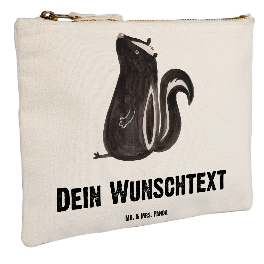 Personalisierte Schminktasche Stinktier sitzend Personalisierte Schminktasche, Personalisierte Kosmetiktasche, Personalisierter Kosmetikbeutel, Personalisiertes Stiftemäppchen, Personalisiertes Etui, Personalisierte Federmappe, Personalisierte Makeup Bag, Personalisiertes Schminketui, Personalisiertes Kosmetiketui, Personalisiertes Schlamperetui, Schminktasche mit Namen, Kosmetiktasche mit Namen, Kosmetikbeutel mit Namen, Stiftemäppchen mit Namen, Etui mit Namen, Federmappe mit Namen, Makeup Bg  mit Namen, Schminketui mit Namen, Kosmetiketui mit Namen, Schlamperetui mit Namen, Schminktasche personalisieren, Schminktasche bedrucken, Schminktasche selbst gestalten, Stinktier, Skunk, Wildtier, Raubtier, Stinker, Stinki, Spruch, Büro, Recht, Besserwisser