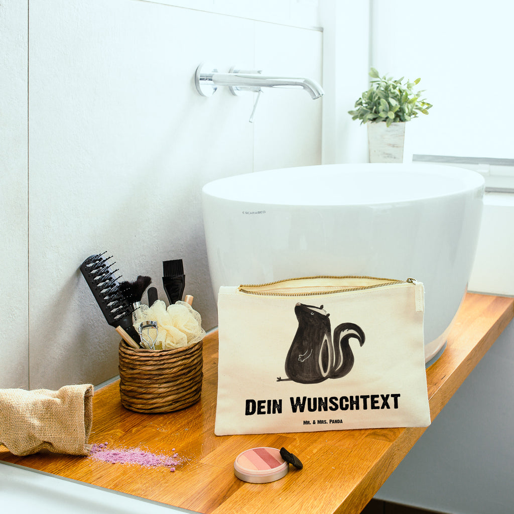 Personalisierte Schminktasche Stinktier sitzend Personalisierte Schminktasche, Personalisierte Kosmetiktasche, Personalisierter Kosmetikbeutel, Personalisiertes Stiftemäppchen, Personalisiertes Etui, Personalisierte Federmappe, Personalisierte Makeup Bag, Personalisiertes Schminketui, Personalisiertes Kosmetiketui, Personalisiertes Schlamperetui, Schminktasche mit Namen, Kosmetiktasche mit Namen, Kosmetikbeutel mit Namen, Stiftemäppchen mit Namen, Etui mit Namen, Federmappe mit Namen, Makeup Bg  mit Namen, Schminketui mit Namen, Kosmetiketui mit Namen, Schlamperetui mit Namen, Schminktasche personalisieren, Schminktasche bedrucken, Schminktasche selbst gestalten, Stinktier, Skunk, Wildtier, Raubtier, Stinker, Stinki, Spruch, Büro, Recht, Besserwisser