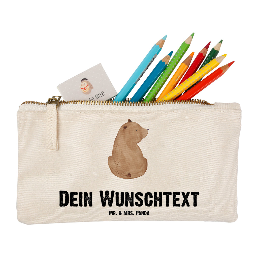 Personalisierte Schminktasche Bär Schulterblick Personalisierte Schminktasche, Personalisierte Kosmetiktasche, Personalisierter Kosmetikbeutel, Personalisiertes Stiftemäppchen, Personalisiertes Etui, Personalisierte Federmappe, Personalisierte Makeup Bag, Personalisiertes Schminketui, Personalisiertes Kosmetiketui, Personalisiertes Schlamperetui, Schminktasche mit Namen, Kosmetiktasche mit Namen, Kosmetikbeutel mit Namen, Stiftemäppchen mit Namen, Etui mit Namen, Federmappe mit Namen, Makeup Bg  mit Namen, Schminketui mit Namen, Kosmetiketui mit Namen, Schlamperetui mit Namen, Schminktasche personalisieren, Schminktasche bedrucken, Schminktasche selbst gestalten, Bär, Teddy, Teddybär, Selbstachtung, Weltansicht, Motivation, Bären, Bärenliebe, Weisheit