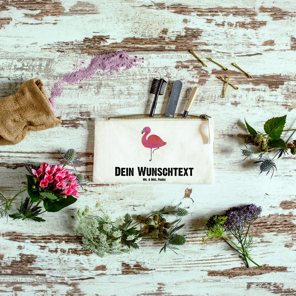 Personalisierte Schminktasche Flamingo classic Personalisierte Schminktasche, Personalisierte Kosmetiktasche, Personalisierter Kosmetikbeutel, Personalisiertes Stiftemäppchen, Personalisiertes Etui, Personalisierte Federmappe, Personalisierte Makeup Bag, Personalisiertes Schminketui, Personalisiertes Kosmetiketui, Personalisiertes Schlamperetui, Schminktasche mit Namen, Kosmetiktasche mit Namen, Kosmetikbeutel mit Namen, Stiftemäppchen mit Namen, Etui mit Namen, Federmappe mit Namen, Makeup Bg  mit Namen, Schminketui mit Namen, Kosmetiketui mit Namen, Schlamperetui mit Namen, Schminktasche personalisieren, Schminktasche bedrucken, Schminktasche selbst gestalten, Flamingo, Einzigartig, Selbstliebe, Stolz, ich, für mich, Spruch, Freundin, Freundinnen, Außenseiter, Sohn, Tochter, Geschwister