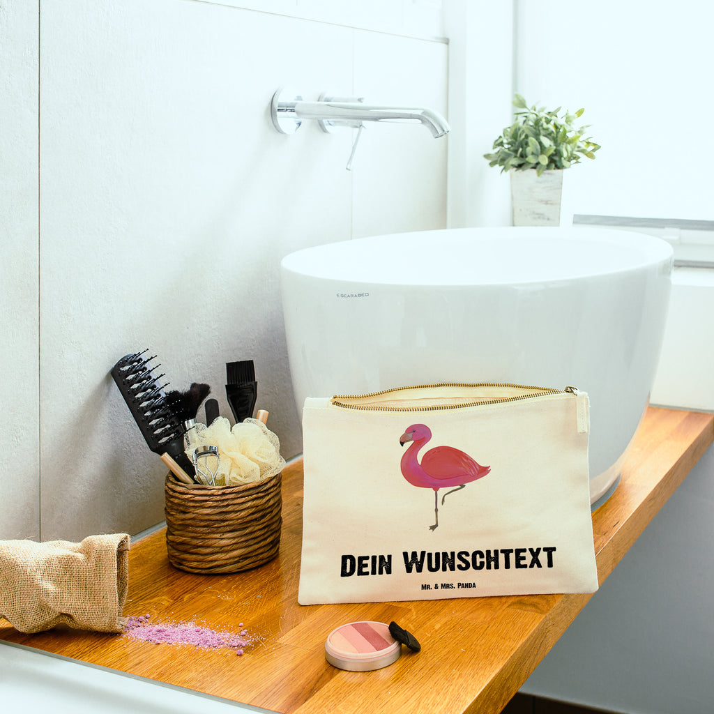 Personalisierte Schminktasche Flamingo classic Personalisierte Schminktasche, Personalisierte Kosmetiktasche, Personalisierter Kosmetikbeutel, Personalisiertes Stiftemäppchen, Personalisiertes Etui, Personalisierte Federmappe, Personalisierte Makeup Bag, Personalisiertes Schminketui, Personalisiertes Kosmetiketui, Personalisiertes Schlamperetui, Schminktasche mit Namen, Kosmetiktasche mit Namen, Kosmetikbeutel mit Namen, Stiftemäppchen mit Namen, Etui mit Namen, Federmappe mit Namen, Makeup Bg  mit Namen, Schminketui mit Namen, Kosmetiketui mit Namen, Schlamperetui mit Namen, Schminktasche personalisieren, Schminktasche bedrucken, Schminktasche selbst gestalten, Flamingo, Einzigartig, Selbstliebe, Stolz, ich, für mich, Spruch, Freundin, Freundinnen, Außenseiter, Sohn, Tochter, Geschwister