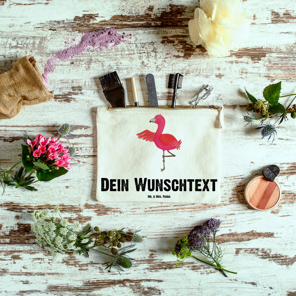 Personalisierte Schminktasche Flamingo Yoga Personalisierte Schminktasche, Personalisierte Kosmetiktasche, Personalisierter Kosmetikbeutel, Personalisiertes Stiftemäppchen, Personalisiertes Etui, Personalisierte Federmappe, Personalisierte Makeup Bag, Personalisiertes Schminketui, Personalisiertes Kosmetiketui, Personalisiertes Schlamperetui, Schminktasche mit Namen, Kosmetiktasche mit Namen, Kosmetikbeutel mit Namen, Stiftemäppchen mit Namen, Etui mit Namen, Federmappe mit Namen, Makeup Bg  mit Namen, Schminketui mit Namen, Kosmetiketui mit Namen, Schlamperetui mit Namen, Schminktasche personalisieren, Schminktasche bedrucken, Schminktasche selbst gestalten, Flamingo, Vogel, Yoga, Namaste, Achtsamkeit, Yoga-Übung, Entspannung, Ärger, Aufregen, Tiefenentspannung