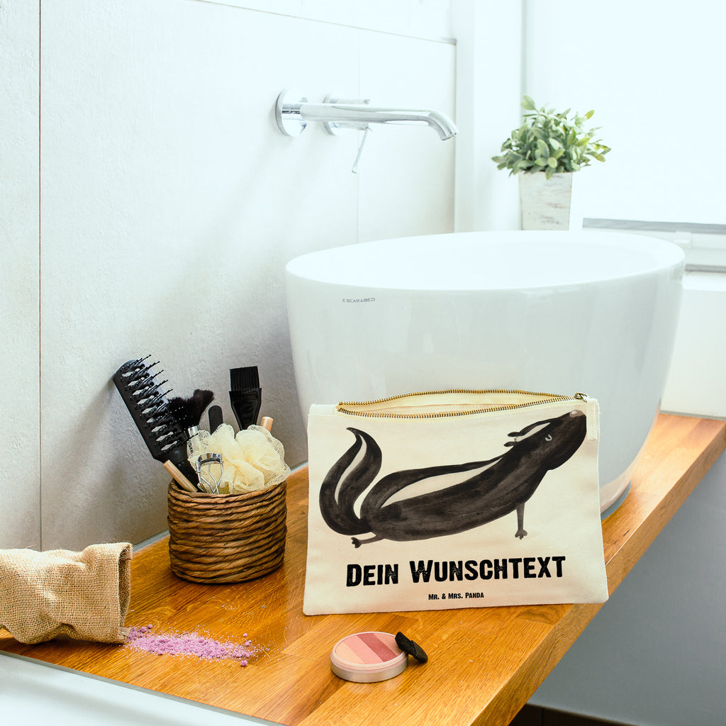 Personalisierte Schminktasche Stinktier Yoga Personalisierte Schminktasche, Personalisierte Kosmetiktasche, Personalisierter Kosmetikbeutel, Personalisiertes Stiftemäppchen, Personalisiertes Etui, Personalisierte Federmappe, Personalisierte Makeup Bag, Personalisiertes Schminketui, Personalisiertes Kosmetiketui, Personalisiertes Schlamperetui, Schminktasche mit Namen, Kosmetiktasche mit Namen, Kosmetikbeutel mit Namen, Stiftemäppchen mit Namen, Etui mit Namen, Federmappe mit Namen, Makeup Bg  mit Namen, Schminketui mit Namen, Kosmetiketui mit Namen, Schlamperetui mit Namen, Schminktasche personalisieren, Schminktasche bedrucken, Schminktasche selbst gestalten, Stinktier, Skunk, Wildtier, Raubtier, Stinker, Stinki, Yoga, Namaste, Lebe, Liebe, Lache