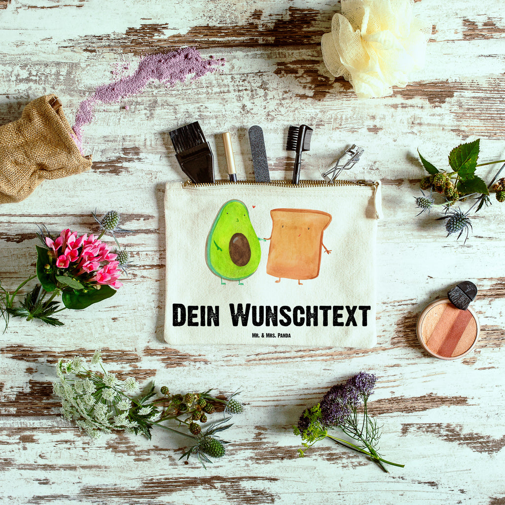 Personalisierte Schminktasche Avocado + Toast Personalisierte Schminktasche, Personalisierte Kosmetiktasche, Personalisierter Kosmetikbeutel, Personalisiertes Stiftemäppchen, Personalisiertes Etui, Personalisierte Federmappe, Personalisierte Makeup Bag, Personalisiertes Schminketui, Personalisiertes Kosmetiketui, Personalisiertes Schlamperetui, Schminktasche mit Namen, Kosmetiktasche mit Namen, Kosmetikbeutel mit Namen, Stiftemäppchen mit Namen, Etui mit Namen, Federmappe mit Namen, Makeup Bg  mit Namen, Schminketui mit Namen, Kosmetiketui mit Namen, Schlamperetui mit Namen, Schminktasche personalisieren, Schminktasche bedrucken, Schminktasche selbst gestalten, Avocado, Veggie, Vegan, Gesund, Toast, Toastbrot, Liebespaar, Pärchen, Freund, Freundin, Verlobt, Verlobungsparty, Hochzeit, Hochzeitsgeschenk, Jahrestag, Jahrestagsgeschenk