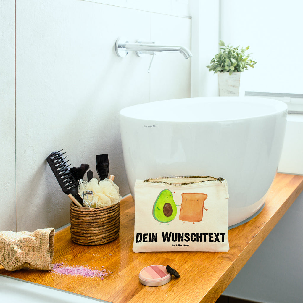 Personalisierte Schminktasche Avocado + Toast Personalisierte Schminktasche, Personalisierte Kosmetiktasche, Personalisierter Kosmetikbeutel, Personalisiertes Stiftemäppchen, Personalisiertes Etui, Personalisierte Federmappe, Personalisierte Makeup Bag, Personalisiertes Schminketui, Personalisiertes Kosmetiketui, Personalisiertes Schlamperetui, Schminktasche mit Namen, Kosmetiktasche mit Namen, Kosmetikbeutel mit Namen, Stiftemäppchen mit Namen, Etui mit Namen, Federmappe mit Namen, Makeup Bg  mit Namen, Schminketui mit Namen, Kosmetiketui mit Namen, Schlamperetui mit Namen, Schminktasche personalisieren, Schminktasche bedrucken, Schminktasche selbst gestalten, Avocado, Veggie, Vegan, Gesund, Toast, Toastbrot, Liebespaar, Pärchen, Freund, Freundin, Verlobt, Verlobungsparty, Hochzeit, Hochzeitsgeschenk, Jahrestag, Jahrestagsgeschenk