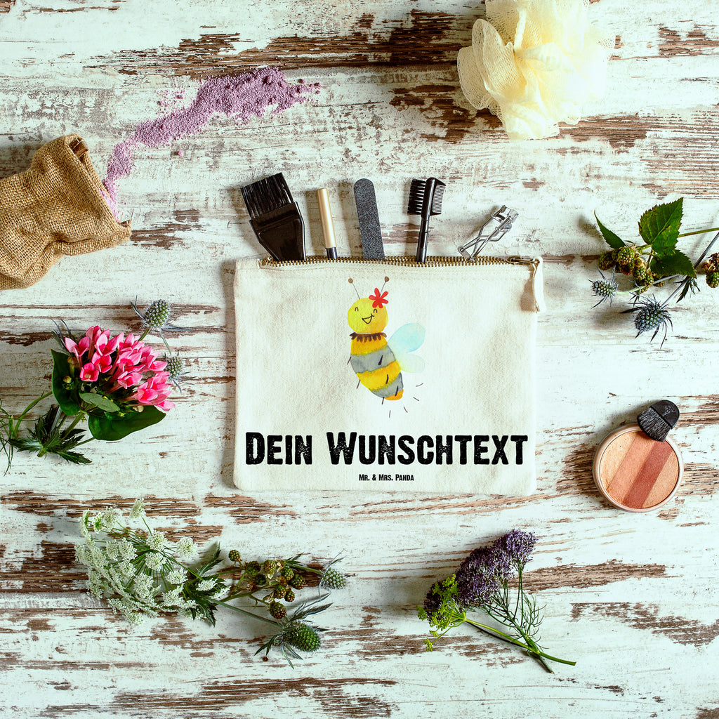 Personalisierte Schminktasche Biene Blume Personalisierte Schminktasche, Personalisierte Kosmetiktasche, Personalisierter Kosmetikbeutel, Personalisiertes Stiftemäppchen, Personalisiertes Etui, Personalisierte Federmappe, Personalisierte Makeup Bag, Personalisiertes Schminketui, Personalisiertes Kosmetiketui, Personalisiertes Schlamperetui, Schminktasche mit Namen, Kosmetiktasche mit Namen, Kosmetikbeutel mit Namen, Stiftemäppchen mit Namen, Etui mit Namen, Federmappe mit Namen, Makeup Bg  mit Namen, Schminketui mit Namen, Kosmetiketui mit Namen, Schlamperetui mit Namen, Schminktasche personalisieren, Schminktasche bedrucken, Schminktasche selbst gestalten, Biene, Wespe, Hummel