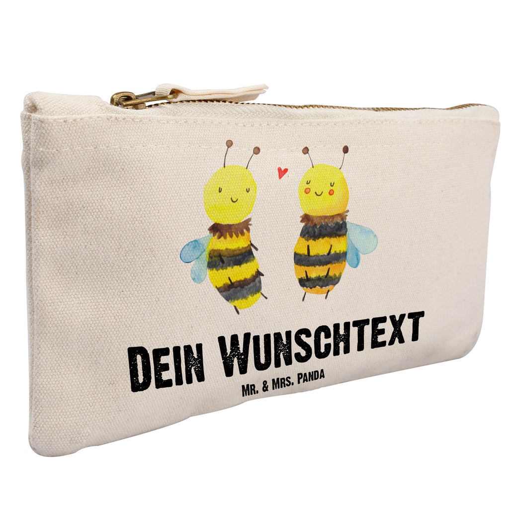 Personalisierte Schminktasche Biene Verliebt Personalisierte Schminktasche, Personalisierte Kosmetiktasche, Personalisierter Kosmetikbeutel, Personalisiertes Stiftemäppchen, Personalisiertes Etui, Personalisierte Federmappe, Personalisierte Makeup Bag, Personalisiertes Schminketui, Personalisiertes Kosmetiketui, Personalisiertes Schlamperetui, Schminktasche mit Namen, Kosmetiktasche mit Namen, Kosmetikbeutel mit Namen, Stiftemäppchen mit Namen, Etui mit Namen, Federmappe mit Namen, Makeup Bg  mit Namen, Schminketui mit Namen, Kosmetiketui mit Namen, Schlamperetui mit Namen, Schminktasche personalisieren, Schminktasche bedrucken, Schminktasche selbst gestalten, Biene, Wespe, Hummel