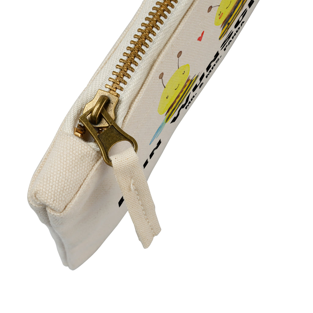 Personalisierte Schminktasche Biene Verliebt Personalisierte Schminktasche, Personalisierte Kosmetiktasche, Personalisierter Kosmetikbeutel, Personalisiertes Stiftemäppchen, Personalisiertes Etui, Personalisierte Federmappe, Personalisierte Makeup Bag, Personalisiertes Schminketui, Personalisiertes Kosmetiketui, Personalisiertes Schlamperetui, Schminktasche mit Namen, Kosmetiktasche mit Namen, Kosmetikbeutel mit Namen, Stiftemäppchen mit Namen, Etui mit Namen, Federmappe mit Namen, Makeup Bg  mit Namen, Schminketui mit Namen, Kosmetiketui mit Namen, Schlamperetui mit Namen, Schminktasche personalisieren, Schminktasche bedrucken, Schminktasche selbst gestalten, Biene, Wespe, Hummel