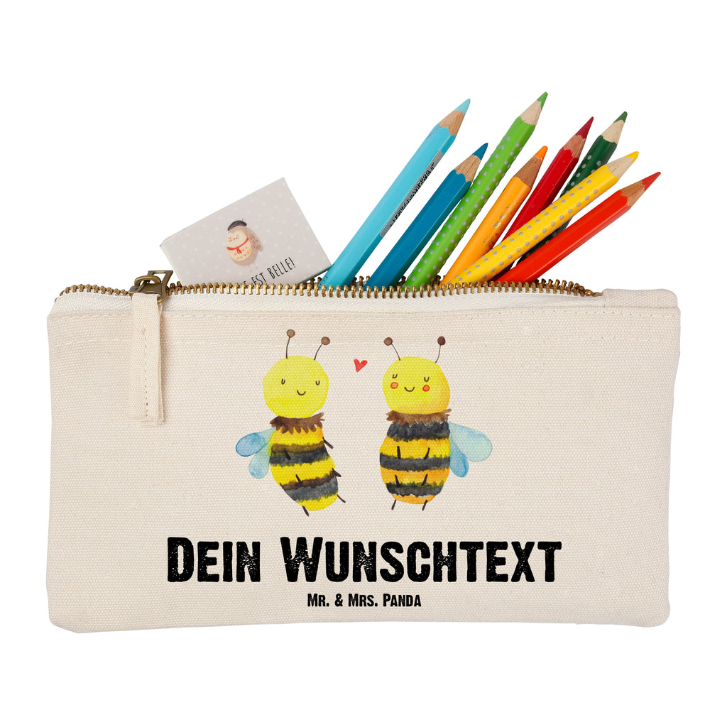 Personalisierte Schminktasche Biene Verliebt Personalisierte Schminktasche, Personalisierte Kosmetiktasche, Personalisierter Kosmetikbeutel, Personalisiertes Stiftemäppchen, Personalisiertes Etui, Personalisierte Federmappe, Personalisierte Makeup Bag, Personalisiertes Schminketui, Personalisiertes Kosmetiketui, Personalisiertes Schlamperetui, Schminktasche mit Namen, Kosmetiktasche mit Namen, Kosmetikbeutel mit Namen, Stiftemäppchen mit Namen, Etui mit Namen, Federmappe mit Namen, Makeup Bg  mit Namen, Schminketui mit Namen, Kosmetiketui mit Namen, Schlamperetui mit Namen, Schminktasche personalisieren, Schminktasche bedrucken, Schminktasche selbst gestalten, Biene, Wespe, Hummel
