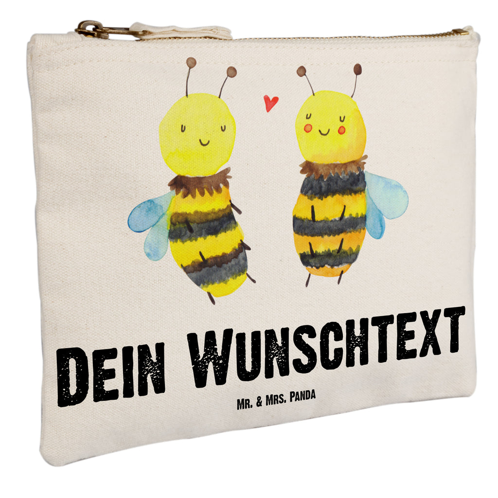 Personalisierte Schminktasche Biene Verliebt Personalisierte Schminktasche, Personalisierte Kosmetiktasche, Personalisierter Kosmetikbeutel, Personalisiertes Stiftemäppchen, Personalisiertes Etui, Personalisierte Federmappe, Personalisierte Makeup Bag, Personalisiertes Schminketui, Personalisiertes Kosmetiketui, Personalisiertes Schlamperetui, Schminktasche mit Namen, Kosmetiktasche mit Namen, Kosmetikbeutel mit Namen, Stiftemäppchen mit Namen, Etui mit Namen, Federmappe mit Namen, Makeup Bg  mit Namen, Schminketui mit Namen, Kosmetiketui mit Namen, Schlamperetui mit Namen, Schminktasche personalisieren, Schminktasche bedrucken, Schminktasche selbst gestalten, Biene, Wespe, Hummel