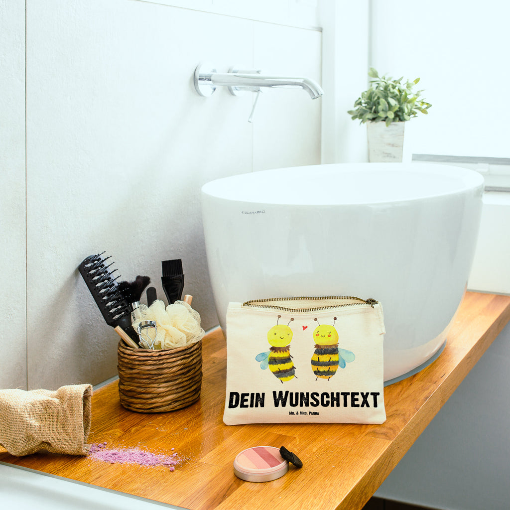 Personalisierte Schminktasche Biene Verliebt Personalisierte Schminktasche, Personalisierte Kosmetiktasche, Personalisierter Kosmetikbeutel, Personalisiertes Stiftemäppchen, Personalisiertes Etui, Personalisierte Federmappe, Personalisierte Makeup Bag, Personalisiertes Schminketui, Personalisiertes Kosmetiketui, Personalisiertes Schlamperetui, Schminktasche mit Namen, Kosmetiktasche mit Namen, Kosmetikbeutel mit Namen, Stiftemäppchen mit Namen, Etui mit Namen, Federmappe mit Namen, Makeup Bg  mit Namen, Schminketui mit Namen, Kosmetiketui mit Namen, Schlamperetui mit Namen, Schminktasche personalisieren, Schminktasche bedrucken, Schminktasche selbst gestalten, Biene, Wespe, Hummel