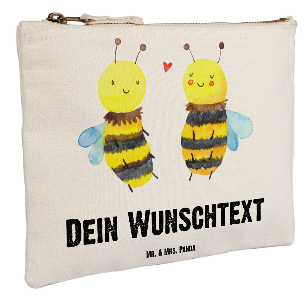 Personalisierte Schminktasche Biene Verliebt Personalisierte Schminktasche, Personalisierte Kosmetiktasche, Personalisierter Kosmetikbeutel, Personalisiertes Stiftemäppchen, Personalisiertes Etui, Personalisierte Federmappe, Personalisierte Makeup Bag, Personalisiertes Schminketui, Personalisiertes Kosmetiketui, Personalisiertes Schlamperetui, Schminktasche mit Namen, Kosmetiktasche mit Namen, Kosmetikbeutel mit Namen, Stiftemäppchen mit Namen, Etui mit Namen, Federmappe mit Namen, Makeup Bg  mit Namen, Schminketui mit Namen, Kosmetiketui mit Namen, Schlamperetui mit Namen, Schminktasche personalisieren, Schminktasche bedrucken, Schminktasche selbst gestalten, Biene, Wespe, Hummel