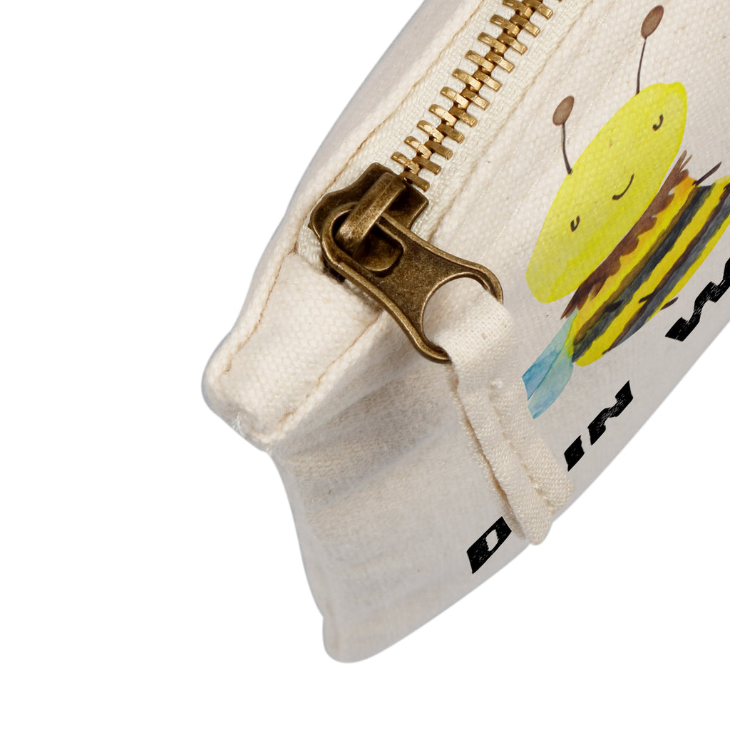 Personalisierte Schminktasche Biene Verliebt Personalisierte Schminktasche, Personalisierte Kosmetiktasche, Personalisierter Kosmetikbeutel, Personalisiertes Stiftemäppchen, Personalisiertes Etui, Personalisierte Federmappe, Personalisierte Makeup Bag, Personalisiertes Schminketui, Personalisiertes Kosmetiketui, Personalisiertes Schlamperetui, Schminktasche mit Namen, Kosmetiktasche mit Namen, Kosmetikbeutel mit Namen, Stiftemäppchen mit Namen, Etui mit Namen, Federmappe mit Namen, Makeup Bg  mit Namen, Schminketui mit Namen, Kosmetiketui mit Namen, Schlamperetui mit Namen, Schminktasche personalisieren, Schminktasche bedrucken, Schminktasche selbst gestalten, Biene, Wespe, Hummel