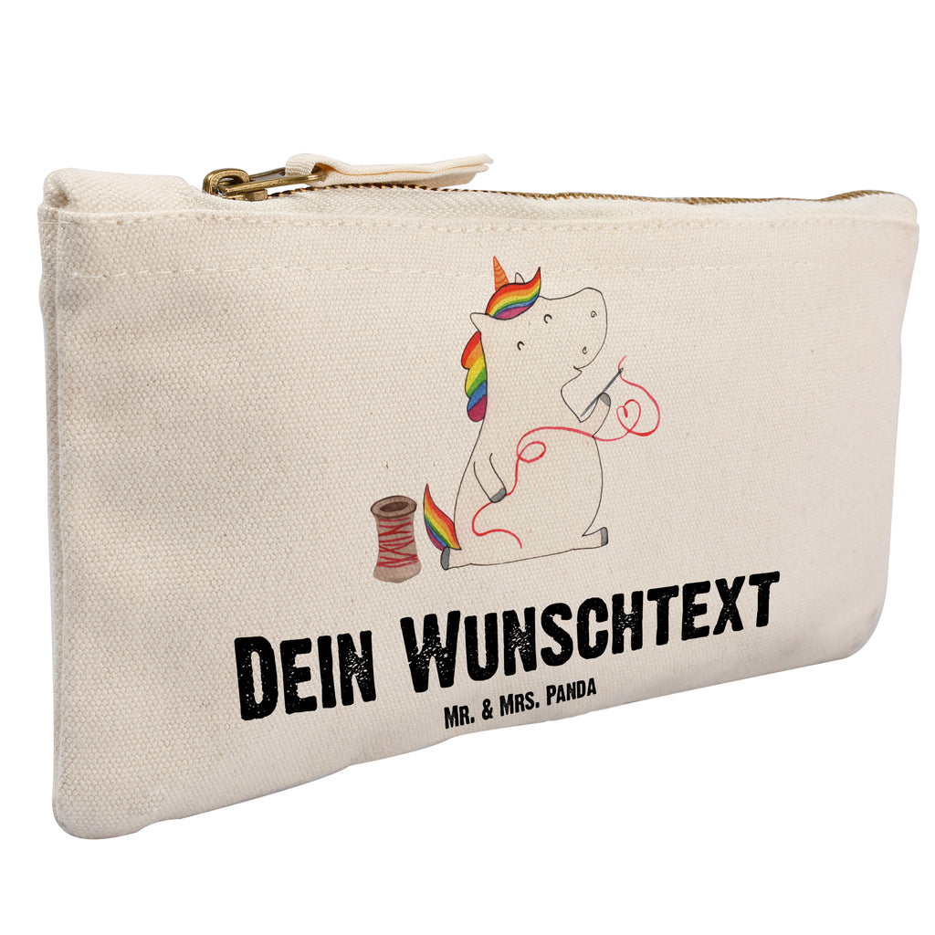 Personalisierte Schminktasche Einhorn Näherin Personalisierte Schminktasche, Personalisierte Kosmetiktasche, Personalisierter Kosmetikbeutel, Personalisiertes Stiftemäppchen, Personalisiertes Etui, Personalisierte Federmappe, Personalisierte Makeup Bag, Personalisiertes Schminketui, Personalisiertes Kosmetiketui, Personalisiertes Schlamperetui, Schminktasche mit Namen, Kosmetiktasche mit Namen, Kosmetikbeutel mit Namen, Stiftemäppchen mit Namen, Etui mit Namen, Federmappe mit Namen, Makeup Bg  mit Namen, Schminketui mit Namen, Kosmetiketui mit Namen, Schlamperetui mit Namen, Schminktasche personalisieren, Schminktasche bedrucken, Schminktasche selbst gestalten, Einhorn, Einhörner, Einhorn Deko, Pegasus, Unicorn, Näherin, nähen, Mädchen, Freundin, Häkeln, Stricken, basteln, Nähzimmer