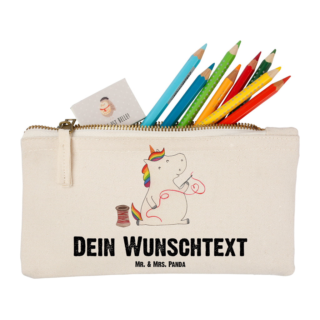 Personalisierte Schminktasche Einhorn Näherin Personalisierte Schminktasche, Personalisierte Kosmetiktasche, Personalisierter Kosmetikbeutel, Personalisiertes Stiftemäppchen, Personalisiertes Etui, Personalisierte Federmappe, Personalisierte Makeup Bag, Personalisiertes Schminketui, Personalisiertes Kosmetiketui, Personalisiertes Schlamperetui, Schminktasche mit Namen, Kosmetiktasche mit Namen, Kosmetikbeutel mit Namen, Stiftemäppchen mit Namen, Etui mit Namen, Federmappe mit Namen, Makeup Bg  mit Namen, Schminketui mit Namen, Kosmetiketui mit Namen, Schlamperetui mit Namen, Schminktasche personalisieren, Schminktasche bedrucken, Schminktasche selbst gestalten, Einhorn, Einhörner, Einhorn Deko, Pegasus, Unicorn, Näherin, nähen, Mädchen, Freundin, Häkeln, Stricken, basteln, Nähzimmer