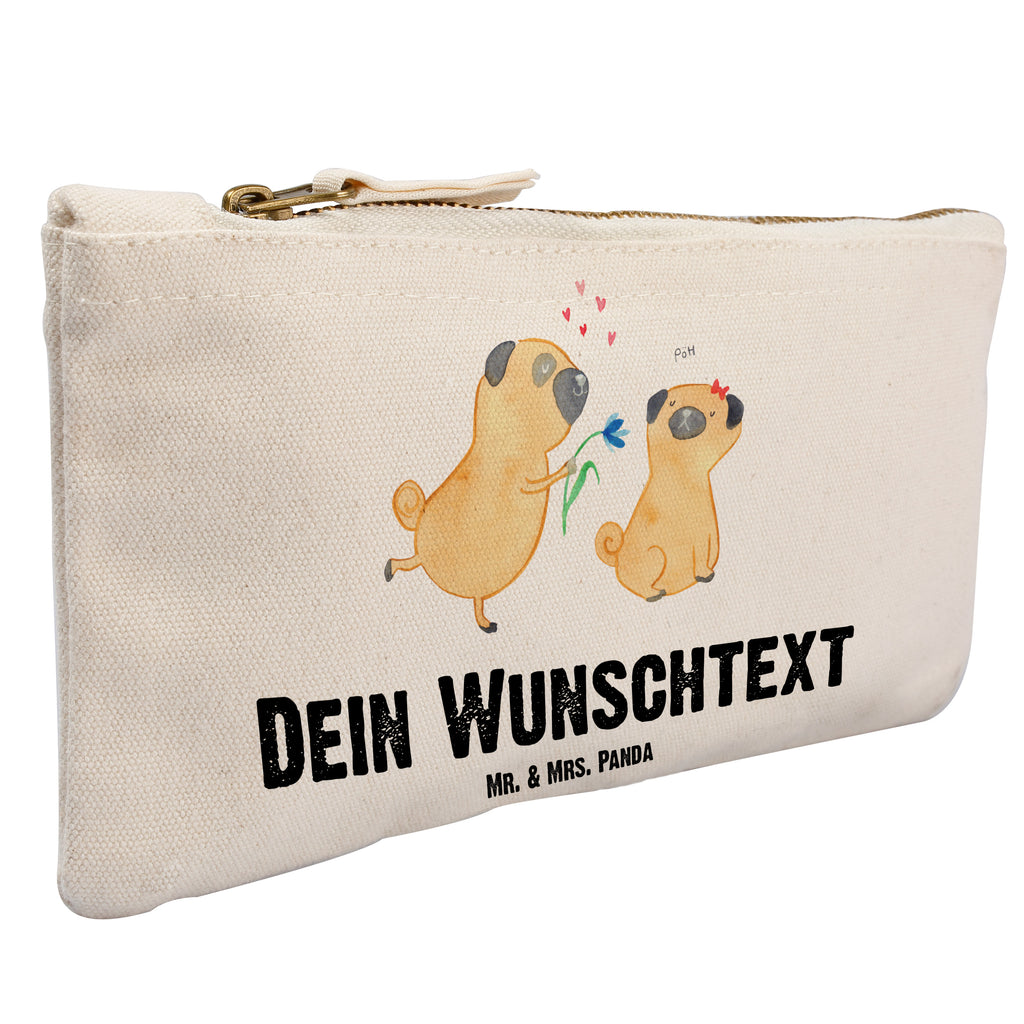 Personalisierte Schminktasche Mops verliebt Personalisierte Schminktasche, Personalisierte Kosmetiktasche, Personalisierter Kosmetikbeutel, Personalisiertes Stiftemäppchen, Personalisiertes Etui, Personalisierte Federmappe, Personalisierte Makeup Bag, Personalisiertes Schminketui, Personalisiertes Kosmetiketui, Personalisiertes Schlamperetui, Schminktasche mit Namen, Kosmetiktasche mit Namen, Kosmetikbeutel mit Namen, Stiftemäppchen mit Namen, Etui mit Namen, Federmappe mit Namen, Makeup Bg  mit Namen, Schminketui mit Namen, Kosmetiketui mit Namen, Schlamperetui mit Namen, Schminktasche personalisieren, Schminktasche bedrucken, Schminktasche selbst gestalten, Hund, Hundemotiv, Haustier, Hunderasse, Tierliebhaber, Hundebesitzer, Sprüche, Mops, Möpse, Hundeliebe, verliebt, Liebe, Liebesspruch. Verlobt, Geschenk Freund, Partner