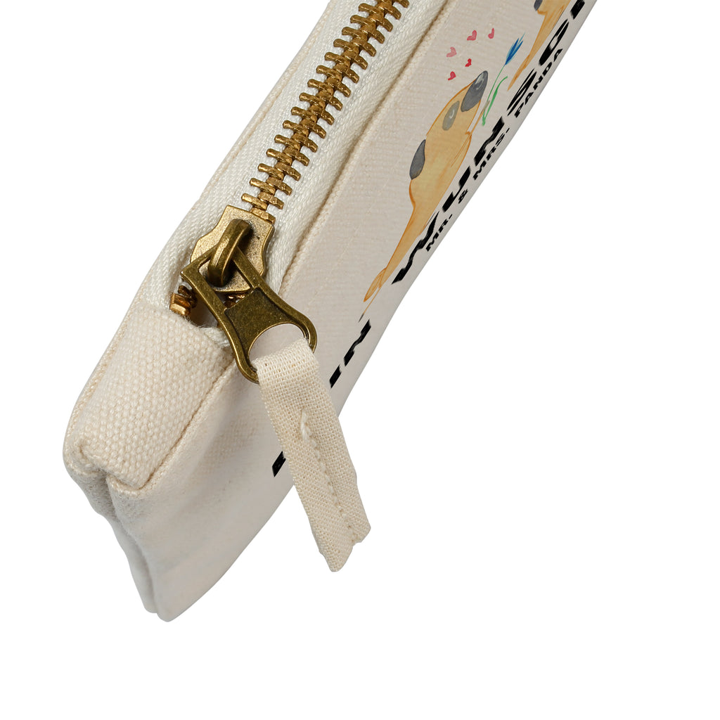 Personalisierte Schminktasche Mops verliebt Personalisierte Schminktasche, Personalisierte Kosmetiktasche, Personalisierter Kosmetikbeutel, Personalisiertes Stiftemäppchen, Personalisiertes Etui, Personalisierte Federmappe, Personalisierte Makeup Bag, Personalisiertes Schminketui, Personalisiertes Kosmetiketui, Personalisiertes Schlamperetui, Schminktasche mit Namen, Kosmetiktasche mit Namen, Kosmetikbeutel mit Namen, Stiftemäppchen mit Namen, Etui mit Namen, Federmappe mit Namen, Makeup Bg  mit Namen, Schminketui mit Namen, Kosmetiketui mit Namen, Schlamperetui mit Namen, Schminktasche personalisieren, Schminktasche bedrucken, Schminktasche selbst gestalten, Hund, Hundemotiv, Haustier, Hunderasse, Tierliebhaber, Hundebesitzer, Sprüche, Mops, Möpse, Hundeliebe, verliebt, Liebe, Liebesspruch. Verlobt, Geschenk Freund, Partner