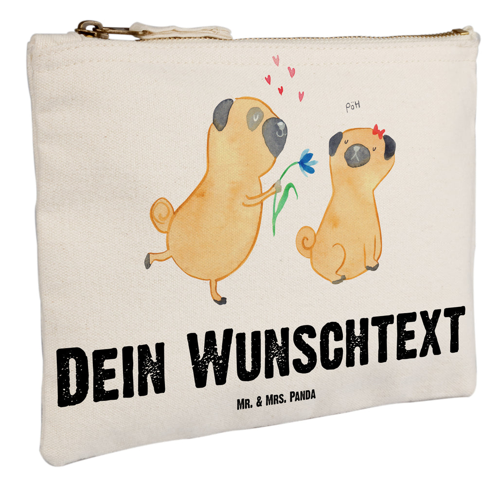 Personalisierte Schminktasche Mops verliebt Personalisierte Schminktasche, Personalisierte Kosmetiktasche, Personalisierter Kosmetikbeutel, Personalisiertes Stiftemäppchen, Personalisiertes Etui, Personalisierte Federmappe, Personalisierte Makeup Bag, Personalisiertes Schminketui, Personalisiertes Kosmetiketui, Personalisiertes Schlamperetui, Schminktasche mit Namen, Kosmetiktasche mit Namen, Kosmetikbeutel mit Namen, Stiftemäppchen mit Namen, Etui mit Namen, Federmappe mit Namen, Makeup Bg  mit Namen, Schminketui mit Namen, Kosmetiketui mit Namen, Schlamperetui mit Namen, Schminktasche personalisieren, Schminktasche bedrucken, Schminktasche selbst gestalten, Hund, Hundemotiv, Haustier, Hunderasse, Tierliebhaber, Hundebesitzer, Sprüche, Mops, Möpse, Hundeliebe, verliebt, Liebe, Liebesspruch. Verlobt, Geschenk Freund, Partner