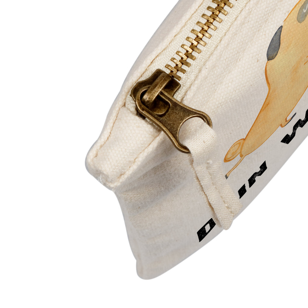 Personalisierte Schminktasche Mops verliebt Personalisierte Schminktasche, Personalisierte Kosmetiktasche, Personalisierter Kosmetikbeutel, Personalisiertes Stiftemäppchen, Personalisiertes Etui, Personalisierte Federmappe, Personalisierte Makeup Bag, Personalisiertes Schminketui, Personalisiertes Kosmetiketui, Personalisiertes Schlamperetui, Schminktasche mit Namen, Kosmetiktasche mit Namen, Kosmetikbeutel mit Namen, Stiftemäppchen mit Namen, Etui mit Namen, Federmappe mit Namen, Makeup Bg  mit Namen, Schminketui mit Namen, Kosmetiketui mit Namen, Schlamperetui mit Namen, Schminktasche personalisieren, Schminktasche bedrucken, Schminktasche selbst gestalten, Hund, Hundemotiv, Haustier, Hunderasse, Tierliebhaber, Hundebesitzer, Sprüche, Mops, Möpse, Hundeliebe, verliebt, Liebe, Liebesspruch. Verlobt, Geschenk Freund, Partner