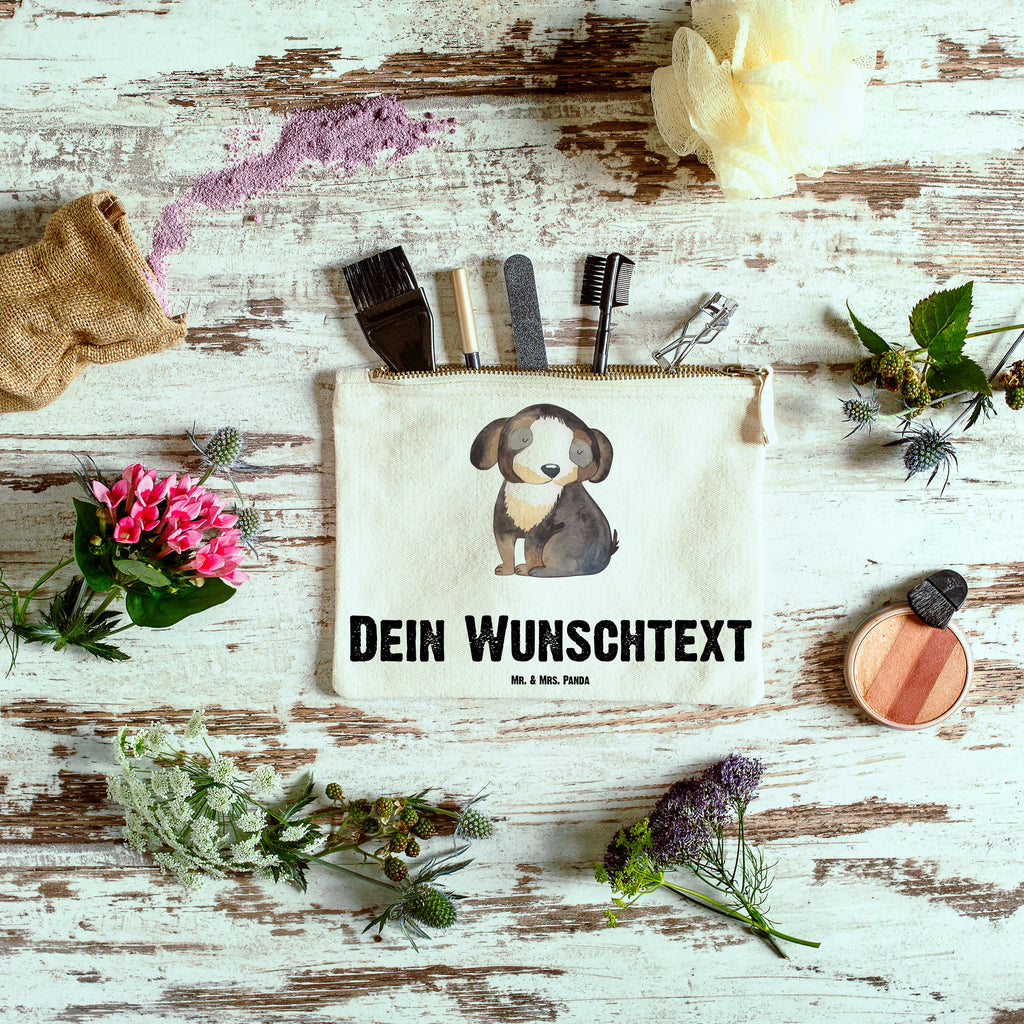 Personalisierte Schminktasche Hund entspannt Personalisierte Schminktasche, Personalisierte Kosmetiktasche, Personalisierter Kosmetikbeutel, Personalisiertes Stiftemäppchen, Personalisiertes Etui, Personalisierte Federmappe, Personalisierte Makeup Bag, Personalisiertes Schminketui, Personalisiertes Kosmetiketui, Personalisiertes Schlamperetui, Schminktasche mit Namen, Kosmetiktasche mit Namen, Kosmetikbeutel mit Namen, Stiftemäppchen mit Namen, Etui mit Namen, Federmappe mit Namen, Makeup Bg  mit Namen, Schminketui mit Namen, Kosmetiketui mit Namen, Schlamperetui mit Namen, Schminktasche personalisieren, Schminktasche bedrucken, Schminktasche selbst gestalten, Hund, Hundemotiv, Haustier, Hunderasse, Tierliebhaber, Hundebesitzer, Sprüche, schwarzer Hund, Hundeliebe, Liebe, Hundeglück