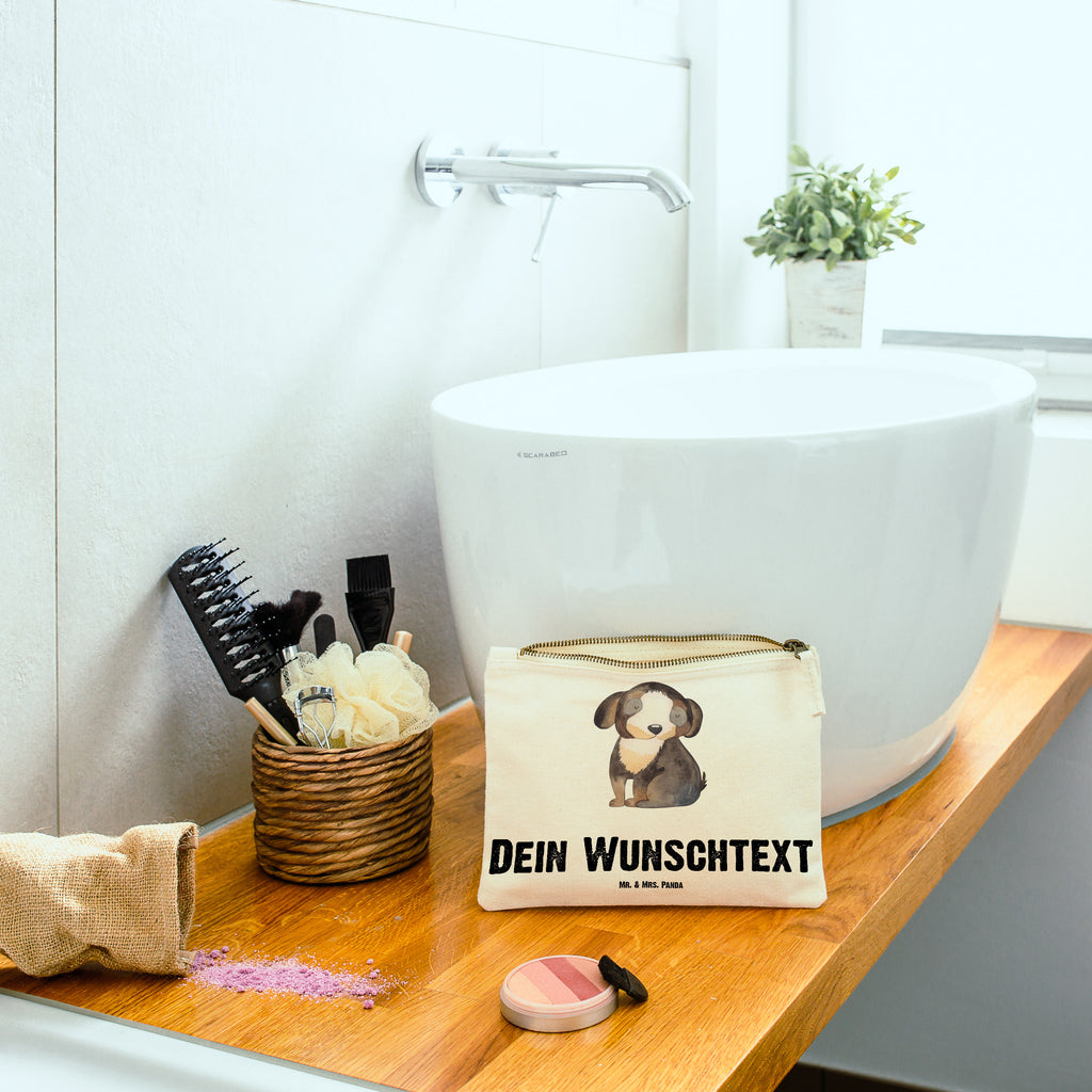 Personalisierte Schminktasche Hund entspannt Personalisierte Schminktasche, Personalisierte Kosmetiktasche, Personalisierter Kosmetikbeutel, Personalisiertes Stiftemäppchen, Personalisiertes Etui, Personalisierte Federmappe, Personalisierte Makeup Bag, Personalisiertes Schminketui, Personalisiertes Kosmetiketui, Personalisiertes Schlamperetui, Schminktasche mit Namen, Kosmetiktasche mit Namen, Kosmetikbeutel mit Namen, Stiftemäppchen mit Namen, Etui mit Namen, Federmappe mit Namen, Makeup Bg  mit Namen, Schminketui mit Namen, Kosmetiketui mit Namen, Schlamperetui mit Namen, Schminktasche personalisieren, Schminktasche bedrucken, Schminktasche selbst gestalten, Hund, Hundemotiv, Haustier, Hunderasse, Tierliebhaber, Hundebesitzer, Sprüche, schwarzer Hund, Hundeliebe, Liebe, Hundeglück