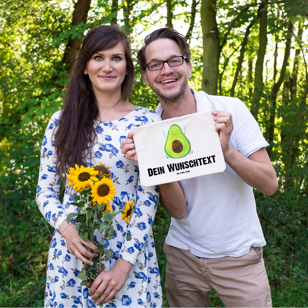 Personalisierte Schminktasche Avocado Happy Personalisierte Schminktasche, Personalisierte Kosmetiktasche, Personalisierter Kosmetikbeutel, Personalisiertes Stiftemäppchen, Personalisiertes Etui, Personalisierte Federmappe, Personalisierte Makeup Bag, Personalisiertes Schminketui, Personalisiertes Kosmetiketui, Personalisiertes Schlamperetui, Schminktasche mit Namen, Kosmetiktasche mit Namen, Kosmetikbeutel mit Namen, Stiftemäppchen mit Namen, Etui mit Namen, Federmappe mit Namen, Makeup Bg  mit Namen, Schminketui mit Namen, Kosmetiketui mit Namen, Schlamperetui mit Namen, Schminktasche personalisieren, Schminktasche bedrucken, Schminktasche selbst gestalten, Avocado, Veggie, Vegan, Gesund, Chaos