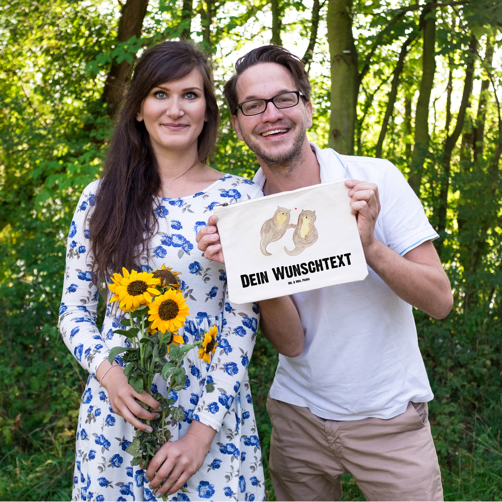 Personalisierte Schminktasche Otter händchenhaltend Personalisierte Schminktasche, Personalisierte Kosmetiktasche, Personalisierter Kosmetikbeutel, Personalisiertes Stiftemäppchen, Personalisiertes Etui, Personalisierte Federmappe, Personalisierte Makeup Bag, Personalisiertes Schminketui, Personalisiertes Kosmetiketui, Personalisiertes Schlamperetui, Schminktasche mit Namen, Kosmetiktasche mit Namen, Kosmetikbeutel mit Namen, Stiftemäppchen mit Namen, Etui mit Namen, Federmappe mit Namen, Makeup Bg  mit Namen, Schminketui mit Namen, Kosmetiketui mit Namen, Schlamperetui mit Namen, Schminktasche personalisieren, Schminktasche bedrucken, Schminktasche selbst gestalten, Otter, Fischotter, Seeotter, Otter Seeotter See Otter