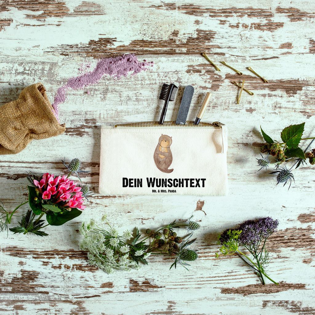 Personalisierte Schminktasche Otter mit Muschelmedaillon Personalisierte Schminktasche, Personalisierte Kosmetiktasche, Personalisierter Kosmetikbeutel, Personalisiertes Stiftemäppchen, Personalisiertes Etui, Personalisierte Federmappe, Personalisierte Makeup Bag, Personalisiertes Schminketui, Personalisiertes Kosmetiketui, Personalisiertes Schlamperetui, Schminktasche mit Namen, Kosmetiktasche mit Namen, Kosmetikbeutel mit Namen, Stiftemäppchen mit Namen, Etui mit Namen, Federmappe mit Namen, Makeup Bg  mit Namen, Schminketui mit Namen, Kosmetiketui mit Namen, Schlamperetui mit Namen, Schminktasche personalisieren, Schminktasche bedrucken, Schminktasche selbst gestalten, Otter, Fischotter, Seeotter, Otterliebe, grübeln, träumen, Motivation, Tagträumen, Büro