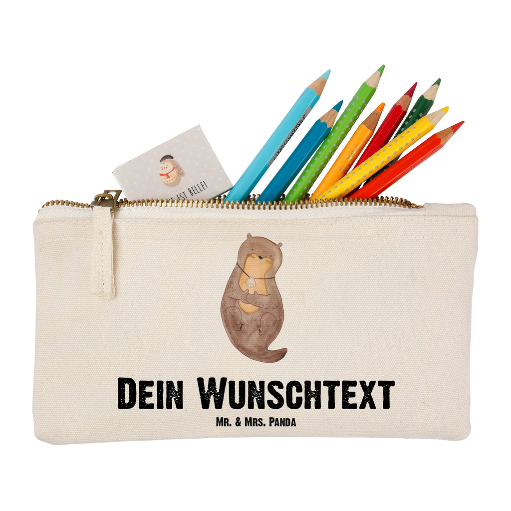 Personalisierte Schminktasche Otter mit Muschelmedaillon Personalisierte Schminktasche, Personalisierte Kosmetiktasche, Personalisierter Kosmetikbeutel, Personalisiertes Stiftemäppchen, Personalisiertes Etui, Personalisierte Federmappe, Personalisierte Makeup Bag, Personalisiertes Schminketui, Personalisiertes Kosmetiketui, Personalisiertes Schlamperetui, Schminktasche mit Namen, Kosmetiktasche mit Namen, Kosmetikbeutel mit Namen, Stiftemäppchen mit Namen, Etui mit Namen, Federmappe mit Namen, Makeup Bg  mit Namen, Schminketui mit Namen, Kosmetiketui mit Namen, Schlamperetui mit Namen, Schminktasche personalisieren, Schminktasche bedrucken, Schminktasche selbst gestalten, Otter, Fischotter, Seeotter, Otterliebe, grübeln, träumen, Motivation, Tagträumen, Büro