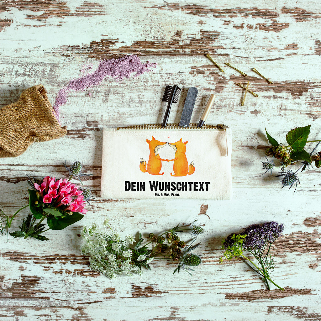 Personalisierte Schminktasche Füchse Liebe Personalisierte Schminktasche, Personalisierte Kosmetiktasche, Personalisierter Kosmetikbeutel, Personalisiertes Stiftemäppchen, Personalisiertes Etui, Personalisierte Federmappe, Personalisierte Makeup Bag, Personalisiertes Schminketui, Personalisiertes Kosmetiketui, Personalisiertes Schlamperetui, Schminktasche mit Namen, Kosmetiktasche mit Namen, Kosmetikbeutel mit Namen, Stiftemäppchen mit Namen, Etui mit Namen, Federmappe mit Namen, Makeup Bg  mit Namen, Schminketui mit Namen, Kosmetiketui mit Namen, Schlamperetui mit Namen, Schminktasche personalisieren, Schminktasche bedrucken, Schminktasche selbst gestalten, Fuchs, Füchse, Fox, Liebe, Liebespaar, Paar, Partner, Freundin, Freund, Ehe, Verlobte, Ehemann, Ehefrau, Liebesbeweis