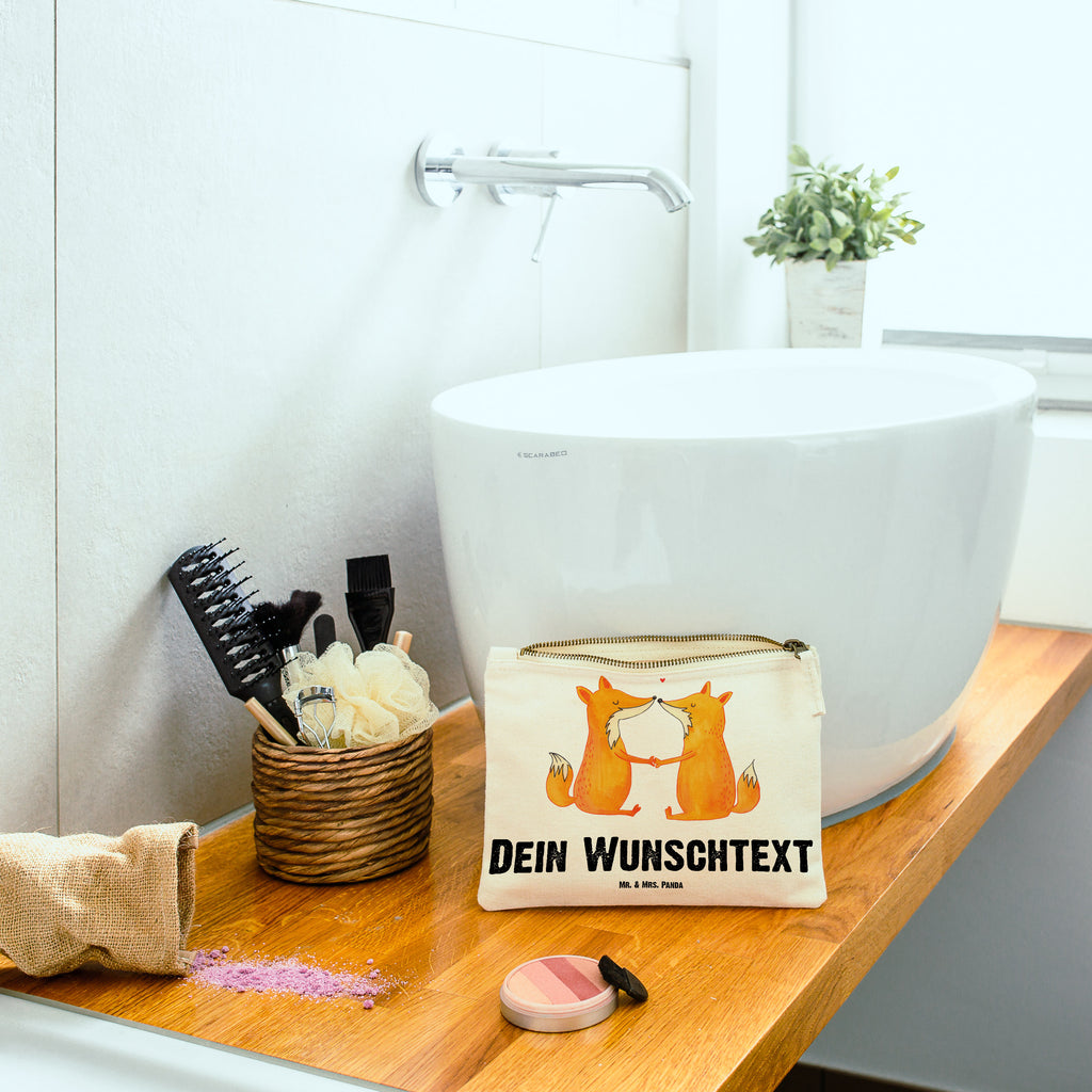 Personalisierte Schminktasche Füchse Liebe Personalisierte Schminktasche, Personalisierte Kosmetiktasche, Personalisierter Kosmetikbeutel, Personalisiertes Stiftemäppchen, Personalisiertes Etui, Personalisierte Federmappe, Personalisierte Makeup Bag, Personalisiertes Schminketui, Personalisiertes Kosmetiketui, Personalisiertes Schlamperetui, Schminktasche mit Namen, Kosmetiktasche mit Namen, Kosmetikbeutel mit Namen, Stiftemäppchen mit Namen, Etui mit Namen, Federmappe mit Namen, Makeup Bg  mit Namen, Schminketui mit Namen, Kosmetiketui mit Namen, Schlamperetui mit Namen, Schminktasche personalisieren, Schminktasche bedrucken, Schminktasche selbst gestalten, Fuchs, Füchse, Fox, Liebe, Liebespaar, Paar, Partner, Freundin, Freund, Ehe, Verlobte, Ehemann, Ehefrau, Liebesbeweis
