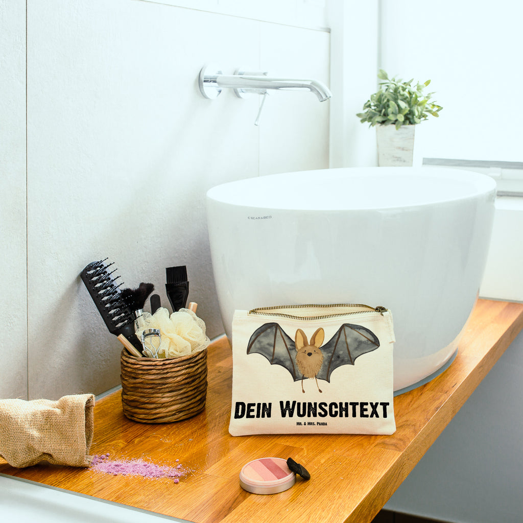 Personalisierte Schminktasche Fledermaus Flügel Personalisierte Schminktasche, Personalisierte Kosmetiktasche, Personalisierter Kosmetikbeutel, Personalisiertes Stiftemäppchen, Personalisiertes Etui, Personalisierte Federmappe, Personalisierte Makeup Bag, Personalisiertes Schminketui, Personalisiertes Kosmetiketui, Personalisiertes Schlamperetui, Schminktasche mit Namen, Kosmetiktasche mit Namen, Kosmetikbeutel mit Namen, Stiftemäppchen mit Namen, Etui mit Namen, Federmappe mit Namen, Makeup Bg  mit Namen, Schminketui mit Namen, Kosmetiketui mit Namen, Schlamperetui mit Namen, Schminktasche personalisieren, Schminktasche bedrucken, Schminktasche selbst gestalten, Tiermotive, Gute Laune, lustige Sprüche, Tiere