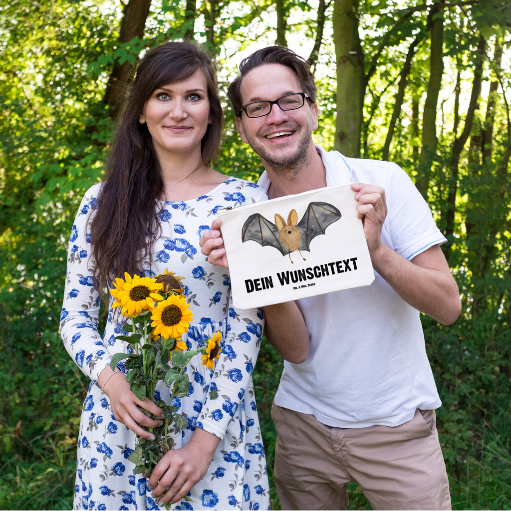 Personalisierte Schminktasche Fledermaus Flügel Personalisierte Schminktasche, Personalisierte Kosmetiktasche, Personalisierter Kosmetikbeutel, Personalisiertes Stiftemäppchen, Personalisiertes Etui, Personalisierte Federmappe, Personalisierte Makeup Bag, Personalisiertes Schminketui, Personalisiertes Kosmetiketui, Personalisiertes Schlamperetui, Schminktasche mit Namen, Kosmetiktasche mit Namen, Kosmetikbeutel mit Namen, Stiftemäppchen mit Namen, Etui mit Namen, Federmappe mit Namen, Makeup Bg  mit Namen, Schminketui mit Namen, Kosmetiketui mit Namen, Schlamperetui mit Namen, Schminktasche personalisieren, Schminktasche bedrucken, Schminktasche selbst gestalten, Tiermotive, Gute Laune, lustige Sprüche, Tiere