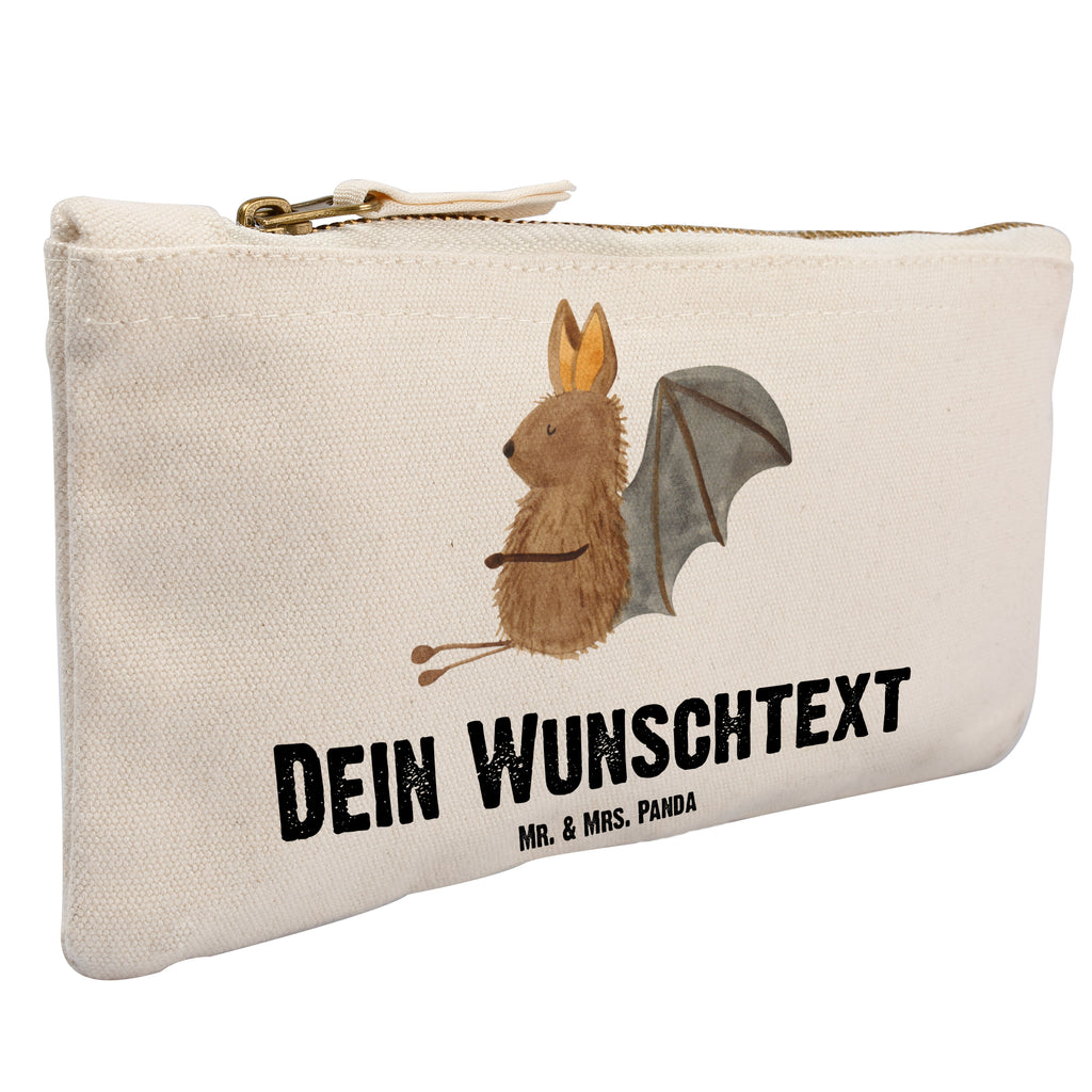 Personalisierte Schminktasche Fledermaus sitzend Personalisierte Schminktasche, Personalisierte Kosmetiktasche, Personalisierter Kosmetikbeutel, Personalisiertes Stiftemäppchen, Personalisiertes Etui, Personalisierte Federmappe, Personalisierte Makeup Bag, Personalisiertes Schminketui, Personalisiertes Kosmetiketui, Personalisiertes Schlamperetui, Schminktasche mit Namen, Kosmetiktasche mit Namen, Kosmetikbeutel mit Namen, Stiftemäppchen mit Namen, Etui mit Namen, Federmappe mit Namen, Makeup Bg  mit Namen, Schminketui mit Namen, Kosmetiketui mit Namen, Schlamperetui mit Namen, Schminktasche personalisieren, Schminktasche bedrucken, Schminktasche selbst gestalten, Tiermotive, Gute Laune, lustige Sprüche, Tiere, Fledermaus, Fledermäuse, Motivation, entspannen