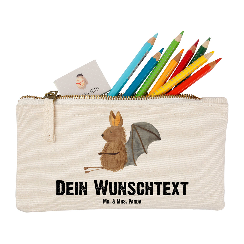 Personalisierte Schminktasche Fledermaus sitzend Personalisierte Schminktasche, Personalisierte Kosmetiktasche, Personalisierter Kosmetikbeutel, Personalisiertes Stiftemäppchen, Personalisiertes Etui, Personalisierte Federmappe, Personalisierte Makeup Bag, Personalisiertes Schminketui, Personalisiertes Kosmetiketui, Personalisiertes Schlamperetui, Schminktasche mit Namen, Kosmetiktasche mit Namen, Kosmetikbeutel mit Namen, Stiftemäppchen mit Namen, Etui mit Namen, Federmappe mit Namen, Makeup Bg  mit Namen, Schminketui mit Namen, Kosmetiketui mit Namen, Schlamperetui mit Namen, Schminktasche personalisieren, Schminktasche bedrucken, Schminktasche selbst gestalten, Tiermotive, Gute Laune, lustige Sprüche, Tiere, Fledermaus, Fledermäuse, Motivation, entspannen