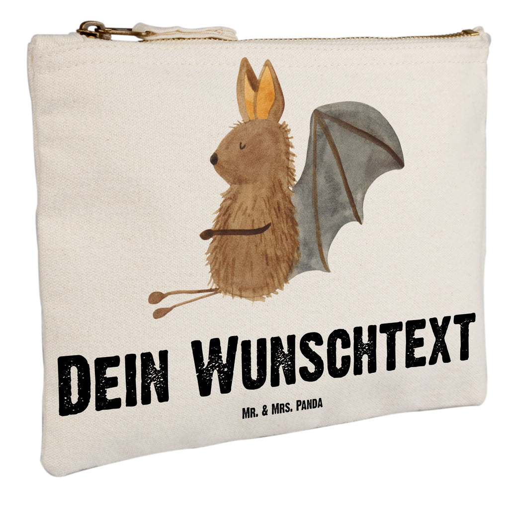 Personalisierte Schminktasche Fledermaus sitzend Personalisierte Schminktasche, Personalisierte Kosmetiktasche, Personalisierter Kosmetikbeutel, Personalisiertes Stiftemäppchen, Personalisiertes Etui, Personalisierte Federmappe, Personalisierte Makeup Bag, Personalisiertes Schminketui, Personalisiertes Kosmetiketui, Personalisiertes Schlamperetui, Schminktasche mit Namen, Kosmetiktasche mit Namen, Kosmetikbeutel mit Namen, Stiftemäppchen mit Namen, Etui mit Namen, Federmappe mit Namen, Makeup Bg  mit Namen, Schminketui mit Namen, Kosmetiketui mit Namen, Schlamperetui mit Namen, Schminktasche personalisieren, Schminktasche bedrucken, Schminktasche selbst gestalten, Tiermotive, Gute Laune, lustige Sprüche, Tiere, Fledermaus, Fledermäuse, Motivation, entspannen