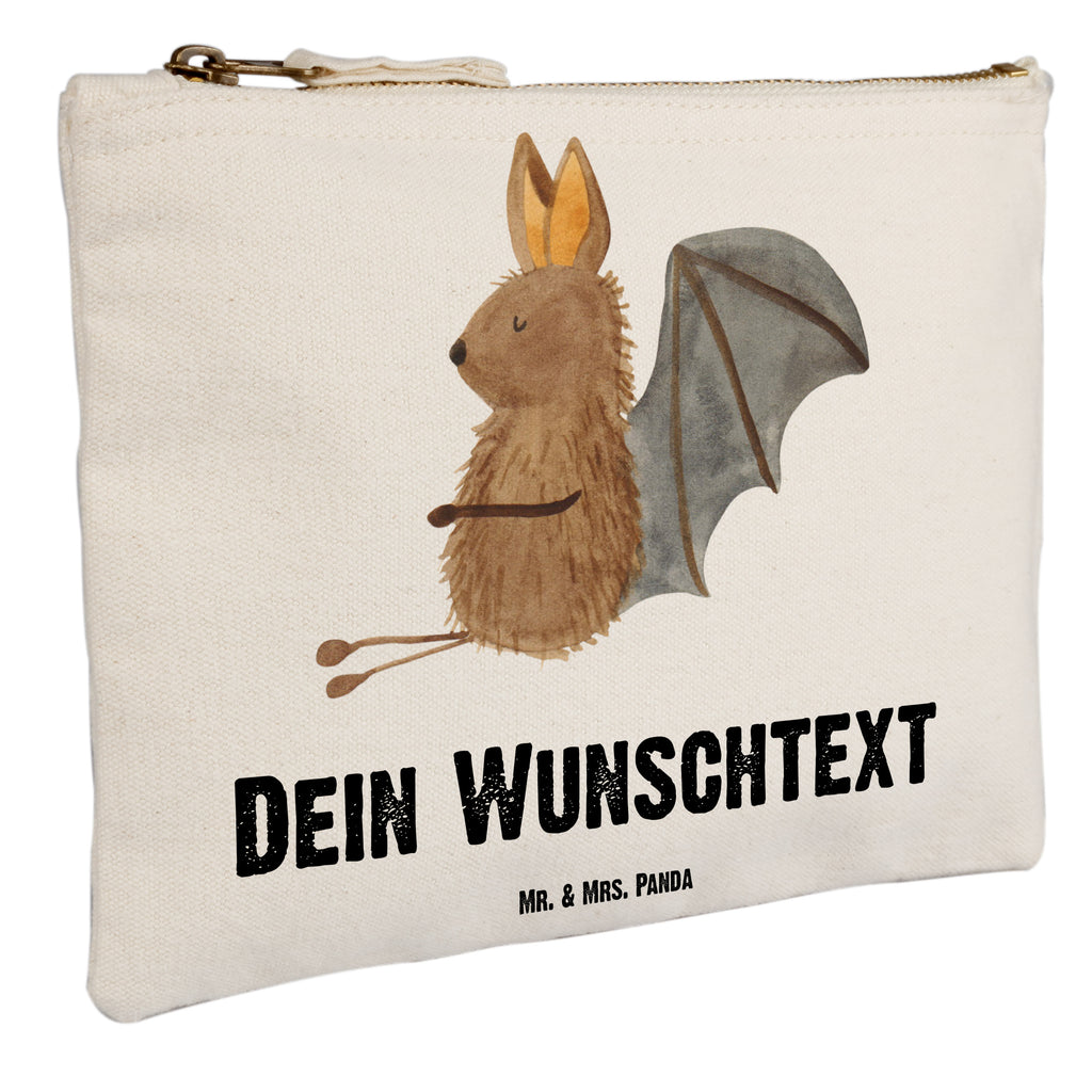 Personalisierte Schminktasche Fledermaus sitzend Personalisierte Schminktasche, Personalisierte Kosmetiktasche, Personalisierter Kosmetikbeutel, Personalisiertes Stiftemäppchen, Personalisiertes Etui, Personalisierte Federmappe, Personalisierte Makeup Bag, Personalisiertes Schminketui, Personalisiertes Kosmetiketui, Personalisiertes Schlamperetui, Schminktasche mit Namen, Kosmetiktasche mit Namen, Kosmetikbeutel mit Namen, Stiftemäppchen mit Namen, Etui mit Namen, Federmappe mit Namen, Makeup Bg  mit Namen, Schminketui mit Namen, Kosmetiketui mit Namen, Schlamperetui mit Namen, Schminktasche personalisieren, Schminktasche bedrucken, Schminktasche selbst gestalten, Tiermotive, Gute Laune, lustige Sprüche, Tiere, Fledermaus, Fledermäuse, Motivation, entspannen