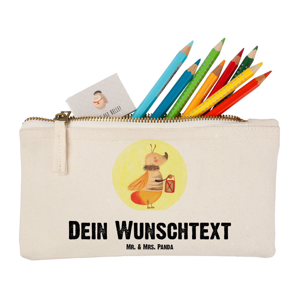 Personalisierte Schminktasche Glühwürmchen Personalisierte Schminktasche, Personalisierte Kosmetiktasche, Personalisierter Kosmetikbeutel, Personalisiertes Stiftemäppchen, Personalisiertes Etui, Personalisierte Federmappe, Personalisierte Makeup Bag, Personalisiertes Schminketui, Personalisiertes Kosmetiketui, Personalisiertes Schlamperetui, Schminktasche mit Namen, Kosmetiktasche mit Namen, Kosmetikbeutel mit Namen, Stiftemäppchen mit Namen, Etui mit Namen, Federmappe mit Namen, Makeup Bg  mit Namen, Schminketui mit Namen, Kosmetiketui mit Namen, Schlamperetui mit Namen, Schminktasche personalisieren, Schminktasche bedrucken, Schminktasche selbst gestalten, Tiermotive, Gute Laune, lustige Sprüche, Tiere, Glühwürmchen, Glühwurm, Falter, Liebe, Leuchten, magisch, Liebesbeweis, Lieblingsmensch, Verlobung, Heiratsantrag, Jahrestag, Liebesspruch