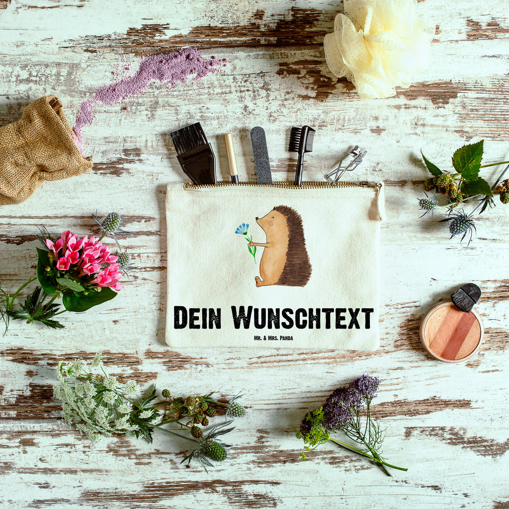Personalisierte Schminktasche Igel mit Blume Personalisierte Schminktasche, Personalisierte Kosmetiktasche, Personalisierter Kosmetikbeutel, Personalisiertes Stiftemäppchen, Personalisiertes Etui, Personalisierte Federmappe, Personalisierte Makeup Bag, Personalisiertes Schminketui, Personalisiertes Kosmetiketui, Personalisiertes Schlamperetui, Schminktasche mit Namen, Kosmetiktasche mit Namen, Kosmetikbeutel mit Namen, Stiftemäppchen mit Namen, Etui mit Namen, Federmappe mit Namen, Makeup Bg  mit Namen, Schminketui mit Namen, Kosmetiketui mit Namen, Schlamperetui mit Namen, Schminktasche personalisieren, Schminktasche bedrucken, Schminktasche selbst gestalten, Tiermotive, Gute Laune, lustige Sprüche, Tiere, Igel, Gute Besserung, Genesungswünsche, Krankheit, Krankenhaus, krank, Besuch