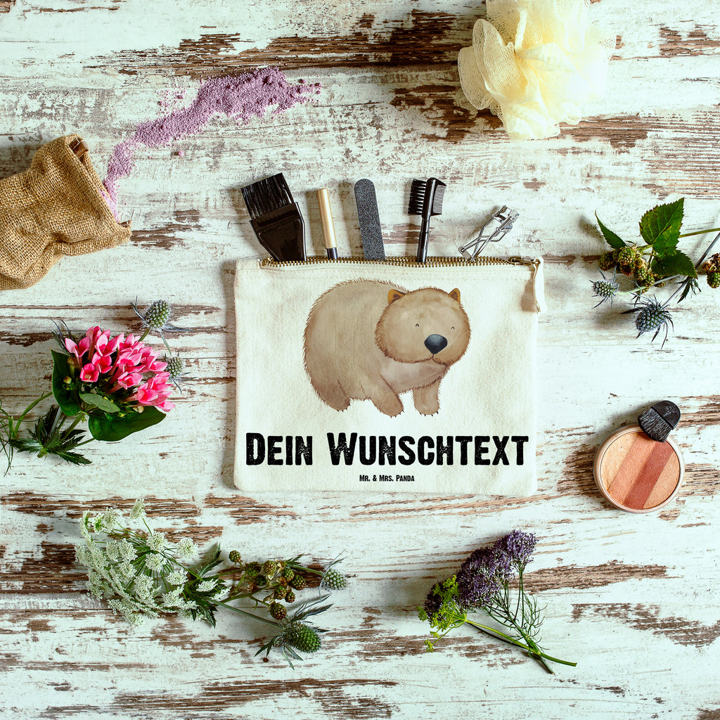 Personalisierte Schminktasche Wombat Personalisierte Schminktasche, Personalisierte Kosmetiktasche, Personalisierter Kosmetikbeutel, Personalisiertes Stiftemäppchen, Personalisiertes Etui, Personalisierte Federmappe, Personalisierte Makeup Bag, Personalisiertes Schminketui, Personalisiertes Kosmetiketui, Personalisiertes Schlamperetui, Schminktasche mit Namen, Kosmetiktasche mit Namen, Kosmetikbeutel mit Namen, Stiftemäppchen mit Namen, Etui mit Namen, Federmappe mit Namen, Makeup Bg  mit Namen, Schminketui mit Namen, Kosmetiketui mit Namen, Schlamperetui mit Namen, Schminktasche personalisieren, Schminktasche bedrucken, Schminktasche selbst gestalten, Tiermotive, Gute Laune, lustige Sprüche, Tiere, Wombat, Das Leben ist schön, Motivation, Spruch, Australien