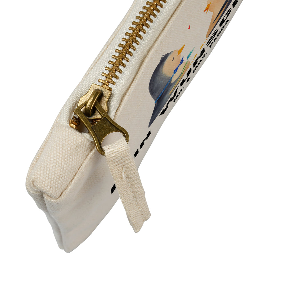 Personalisierte Schminktasche Pinguin Pärchen Personalisierte Schminktasche, Personalisierte Kosmetiktasche, Personalisierter Kosmetikbeutel, Personalisiertes Stiftemäppchen, Personalisiertes Etui, Personalisierte Federmappe, Personalisierte Makeup Bag, Personalisiertes Schminketui, Personalisiertes Kosmetiketui, Personalisiertes Schlamperetui, Schminktasche mit Namen, Kosmetiktasche mit Namen, Kosmetikbeutel mit Namen, Stiftemäppchen mit Namen, Etui mit Namen, Federmappe mit Namen, Makeup Bg  mit Namen, Schminketui mit Namen, Kosmetiketui mit Namen, Schlamperetui mit Namen, Schminktasche personalisieren, Schminktasche bedrucken, Schminktasche selbst gestalten, Pinguin, Pinguine, Liebe, Liebespaar, Liebesbeweis, Liebesgeschenk, Verlobung, Jahrestag, Hochzeitstag, Hochzeit, Hochzeitsgeschenk, große Liebe, Traumpaar