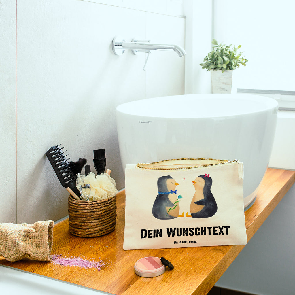Personalisierte Schminktasche Pinguin Pärchen Personalisierte Schminktasche, Personalisierte Kosmetiktasche, Personalisierter Kosmetikbeutel, Personalisiertes Stiftemäppchen, Personalisiertes Etui, Personalisierte Federmappe, Personalisierte Makeup Bag, Personalisiertes Schminketui, Personalisiertes Kosmetiketui, Personalisiertes Schlamperetui, Schminktasche mit Namen, Kosmetiktasche mit Namen, Kosmetikbeutel mit Namen, Stiftemäppchen mit Namen, Etui mit Namen, Federmappe mit Namen, Makeup Bg  mit Namen, Schminketui mit Namen, Kosmetiketui mit Namen, Schlamperetui mit Namen, Schminktasche personalisieren, Schminktasche bedrucken, Schminktasche selbst gestalten, Pinguin, Pinguine, Liebe, Liebespaar, Liebesbeweis, Liebesgeschenk, Verlobung, Jahrestag, Hochzeitstag, Hochzeit, Hochzeitsgeschenk, große Liebe, Traumpaar