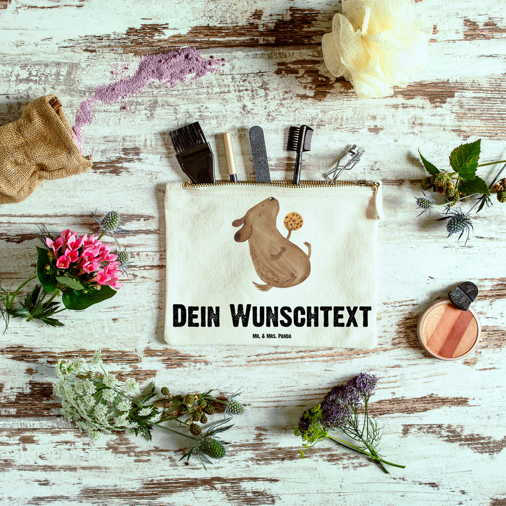 Personalisierte Schminktasche Hund Keks Personalisierte Schminktasche, Personalisierte Kosmetiktasche, Personalisierter Kosmetikbeutel, Personalisiertes Stiftemäppchen, Personalisiertes Etui, Personalisierte Federmappe, Personalisierte Makeup Bag, Personalisiertes Schminketui, Personalisiertes Kosmetiketui, Personalisiertes Schlamperetui, Schminktasche mit Namen, Kosmetiktasche mit Namen, Kosmetikbeutel mit Namen, Stiftemäppchen mit Namen, Etui mit Namen, Federmappe mit Namen, Makeup Bg  mit Namen, Schminketui mit Namen, Kosmetiketui mit Namen, Schlamperetui mit Namen, Schminktasche personalisieren, Schminktasche bedrucken, Schminktasche selbst gestalten, Hund, Hundemotiv, Haustier, Hunderasse, Tierliebhaber, Hundebesitzer, Sprüche, Hundekekse, Leckerli, Hundeleckerli, Hundesnacks