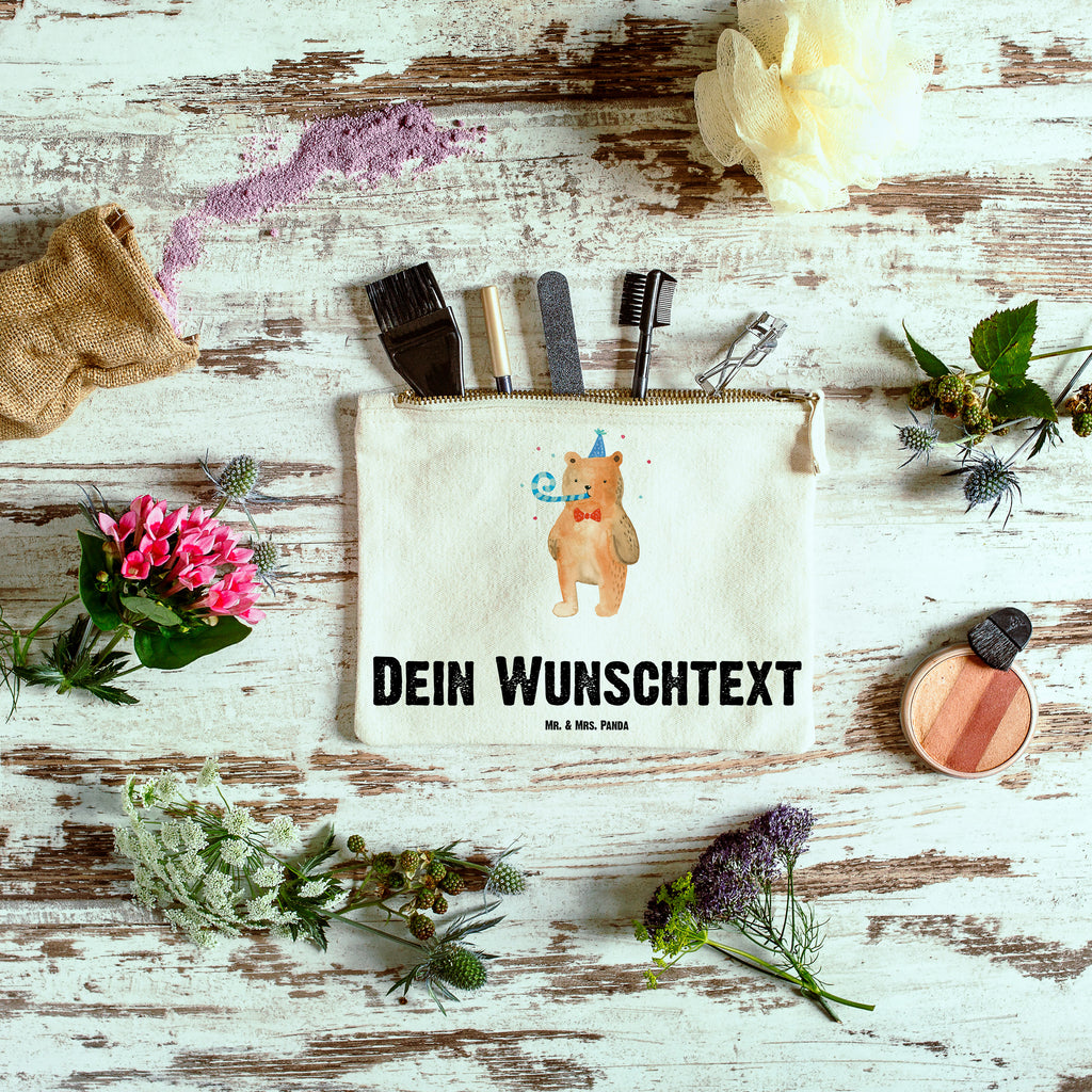 Personalisierte Schminktasche Birthday Bär Personalisierte Schminktasche, Personalisierte Kosmetiktasche, Personalisierter Kosmetikbeutel, Personalisiertes Stiftemäppchen, Personalisiertes Etui, Personalisierte Federmappe, Personalisierte Makeup Bag, Personalisiertes Schminketui, Personalisiertes Kosmetiketui, Personalisiertes Schlamperetui, Schminktasche mit Namen, Kosmetiktasche mit Namen, Kosmetikbeutel mit Namen, Stiftemäppchen mit Namen, Etui mit Namen, Federmappe mit Namen, Makeup Bg  mit Namen, Schminketui mit Namen, Kosmetiketui mit Namen, Schlamperetui mit Namen, Schminktasche personalisieren, Schminktasche bedrucken, Schminktasche selbst gestalten, Bär, Teddy, Teddybär, Happy Birthday, Alles Gute, Glückwunsch, Geburtstag