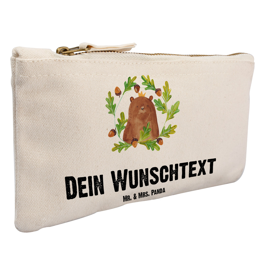 Personalisierte Schminktasche Bär König Personalisierte Schminktasche, Personalisierte Kosmetiktasche, Personalisierter Kosmetikbeutel, Personalisiertes Stiftemäppchen, Personalisiertes Etui, Personalisierte Federmappe, Personalisierte Makeup Bag, Personalisiertes Schminketui, Personalisiertes Kosmetiketui, Personalisiertes Schlamperetui, Schminktasche mit Namen, Kosmetiktasche mit Namen, Kosmetikbeutel mit Namen, Stiftemäppchen mit Namen, Etui mit Namen, Federmappe mit Namen, Makeup Bg  mit Namen, Schminketui mit Namen, Kosmetiketui mit Namen, Schlamperetui mit Namen, Schminktasche personalisieren, Schminktasche bedrucken, Schminktasche selbst gestalten, Bär, Teddy, Teddybär, Papa, Papa Bär, bester Vater, bester Papa, weltbester Papa, Vatertag, Vater, Dad, Daddy, Papi