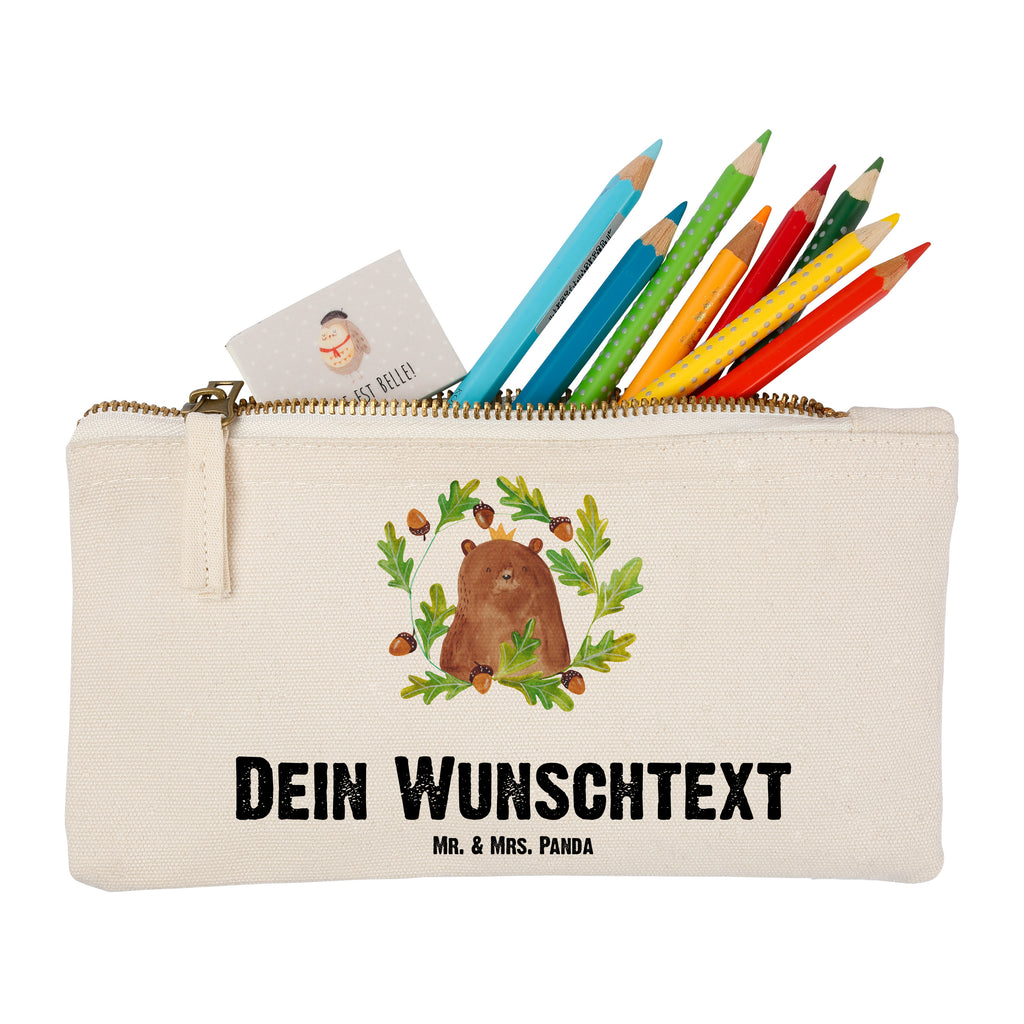Personalisierte Schminktasche Bär König Personalisierte Schminktasche, Personalisierte Kosmetiktasche, Personalisierter Kosmetikbeutel, Personalisiertes Stiftemäppchen, Personalisiertes Etui, Personalisierte Federmappe, Personalisierte Makeup Bag, Personalisiertes Schminketui, Personalisiertes Kosmetiketui, Personalisiertes Schlamperetui, Schminktasche mit Namen, Kosmetiktasche mit Namen, Kosmetikbeutel mit Namen, Stiftemäppchen mit Namen, Etui mit Namen, Federmappe mit Namen, Makeup Bg  mit Namen, Schminketui mit Namen, Kosmetiketui mit Namen, Schlamperetui mit Namen, Schminktasche personalisieren, Schminktasche bedrucken, Schminktasche selbst gestalten, Bär, Teddy, Teddybär, Papa, Papa Bär, bester Vater, bester Papa, weltbester Papa, Vatertag, Vater, Dad, Daddy, Papi