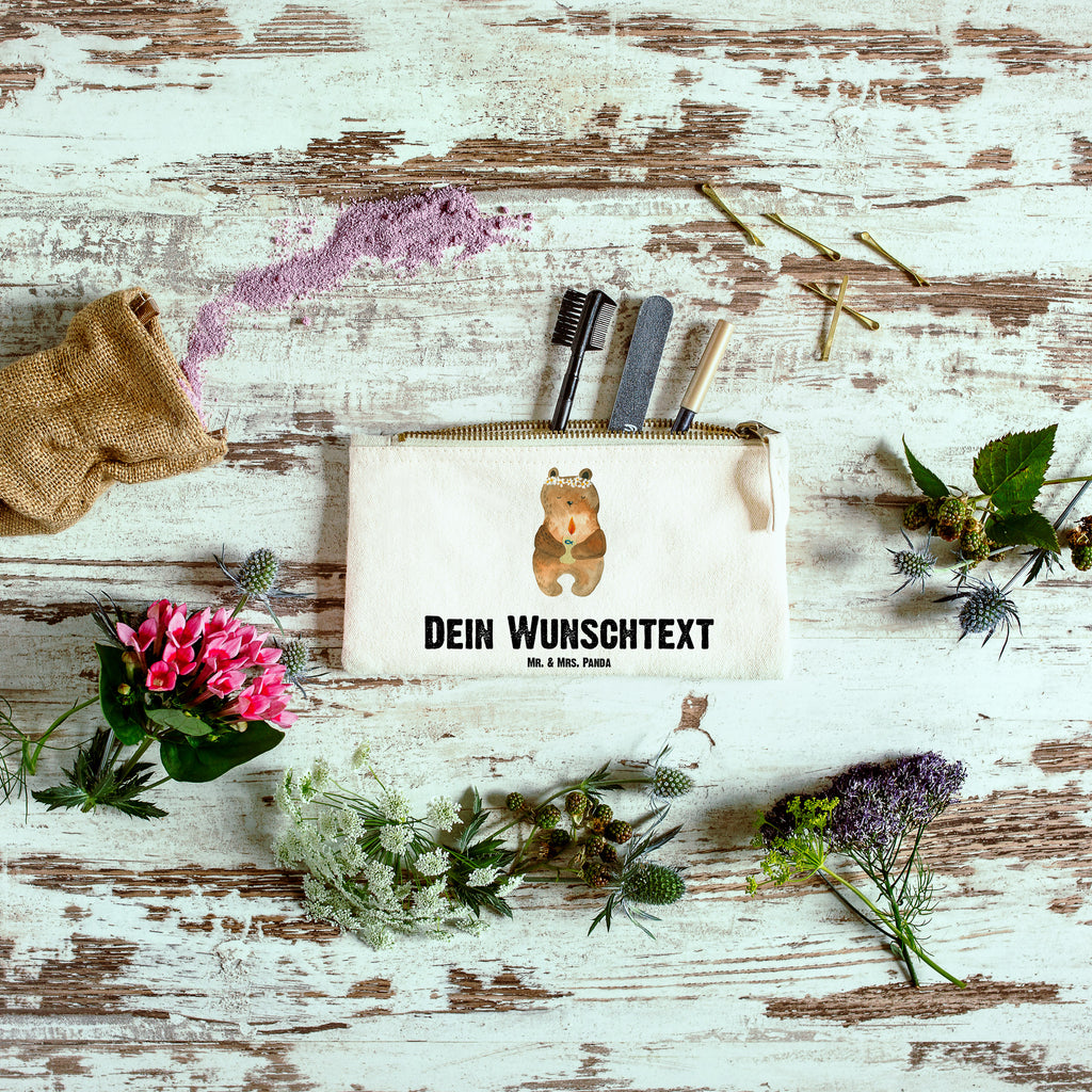 Personalisierte Schminktasche Kommunion-Bär Personalisierte Schminktasche, Personalisierte Kosmetiktasche, Personalisierter Kosmetikbeutel, Personalisiertes Stiftemäppchen, Personalisiertes Etui, Personalisierte Federmappe, Personalisierte Makeup Bag, Personalisiertes Schminketui, Personalisiertes Kosmetiketui, Personalisiertes Schlamperetui, Schminktasche mit Namen, Kosmetiktasche mit Namen, Kosmetikbeutel mit Namen, Stiftemäppchen mit Namen, Etui mit Namen, Federmappe mit Namen, Makeup Bg  mit Namen, Schminketui mit Namen, Kosmetiketui mit Namen, Schlamperetui mit Namen, Schminktasche personalisieren, Schminktasche bedrucken, Schminktasche selbst gestalten, Bär, Teddy, Teddybär, Kommunion, Gottes Segen, Taufkerze, katholisch