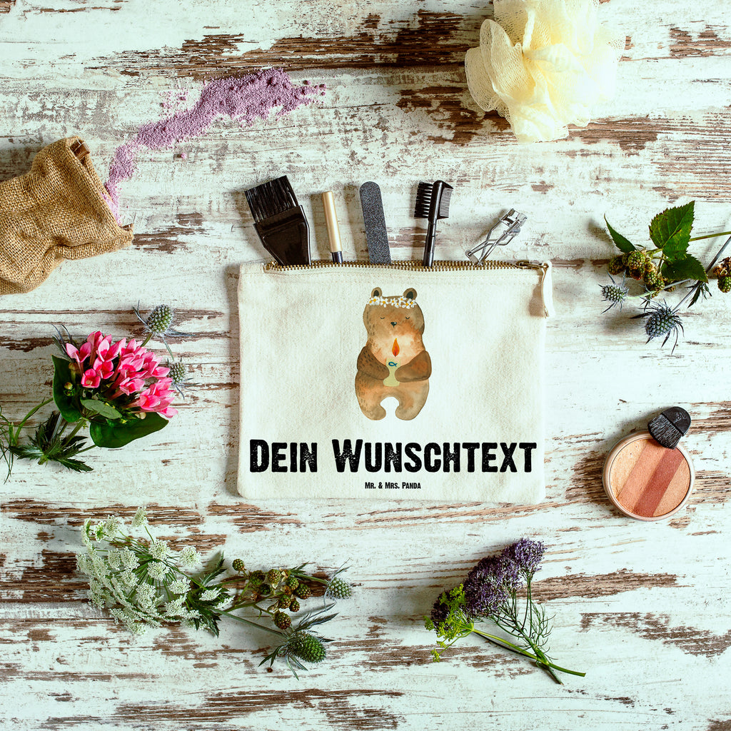 Personalisierte Schminktasche Kommunion-Bär Personalisierte Schminktasche, Personalisierte Kosmetiktasche, Personalisierter Kosmetikbeutel, Personalisiertes Stiftemäppchen, Personalisiertes Etui, Personalisierte Federmappe, Personalisierte Makeup Bag, Personalisiertes Schminketui, Personalisiertes Kosmetiketui, Personalisiertes Schlamperetui, Schminktasche mit Namen, Kosmetiktasche mit Namen, Kosmetikbeutel mit Namen, Stiftemäppchen mit Namen, Etui mit Namen, Federmappe mit Namen, Makeup Bg  mit Namen, Schminketui mit Namen, Kosmetiketui mit Namen, Schlamperetui mit Namen, Schminktasche personalisieren, Schminktasche bedrucken, Schminktasche selbst gestalten, Bär, Teddy, Teddybär, Kommunion, Gottes Segen, Taufkerze, katholisch