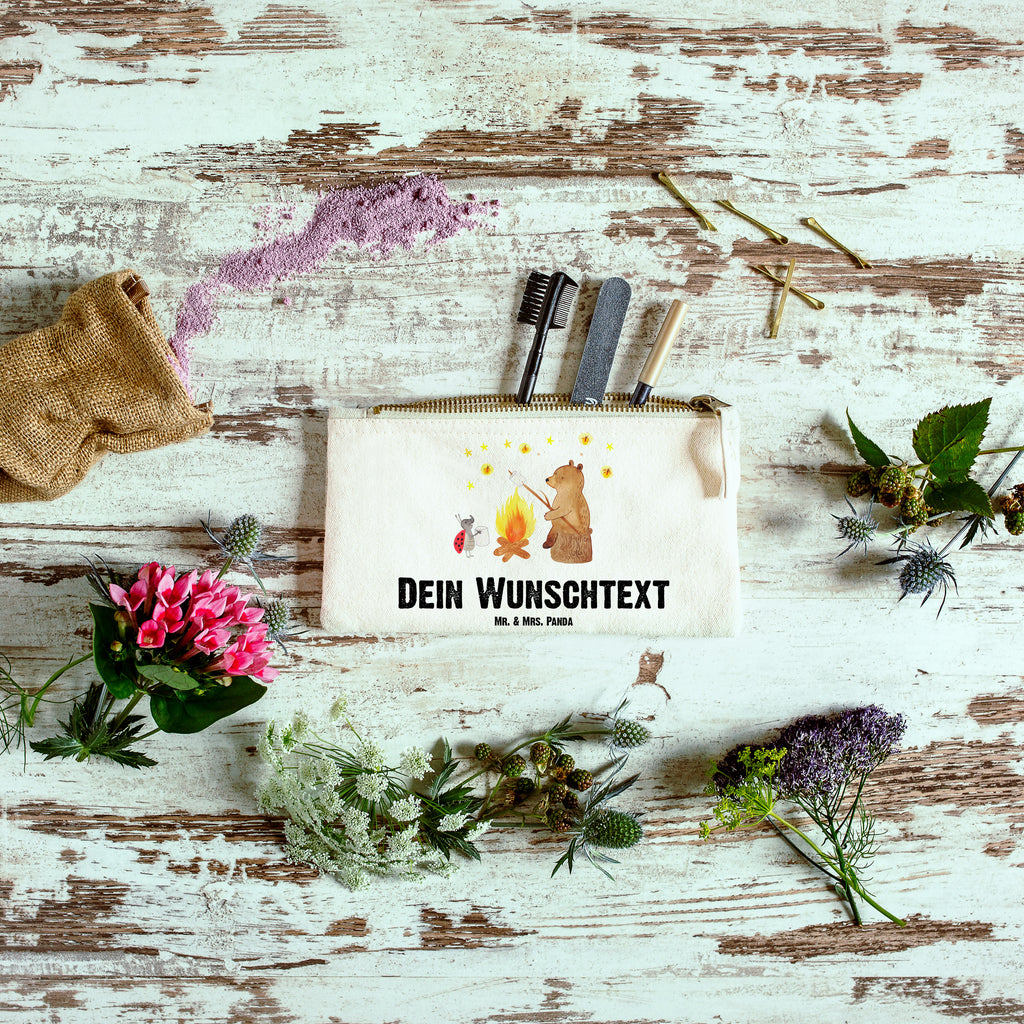 Personalisierte Schminktasche Bär & Marienkäfer Lagerfeuer Personalisierte Schminktasche, Personalisierte Kosmetiktasche, Personalisierter Kosmetikbeutel, Personalisiertes Stiftemäppchen, Personalisiertes Etui, Personalisierte Federmappe, Personalisierte Makeup Bag, Personalisiertes Schminketui, Personalisiertes Kosmetiketui, Personalisiertes Schlamperetui, Schminktasche mit Namen, Kosmetiktasche mit Namen, Kosmetikbeutel mit Namen, Stiftemäppchen mit Namen, Etui mit Namen, Federmappe mit Namen, Makeup Bg  mit Namen, Schminketui mit Namen, Kosmetiketui mit Namen, Schlamperetui mit Namen, Schminktasche personalisieren, Schminktasche bedrucken, Schminktasche selbst gestalten, Bär, Teddy, Teddybär, Lagerfeuer